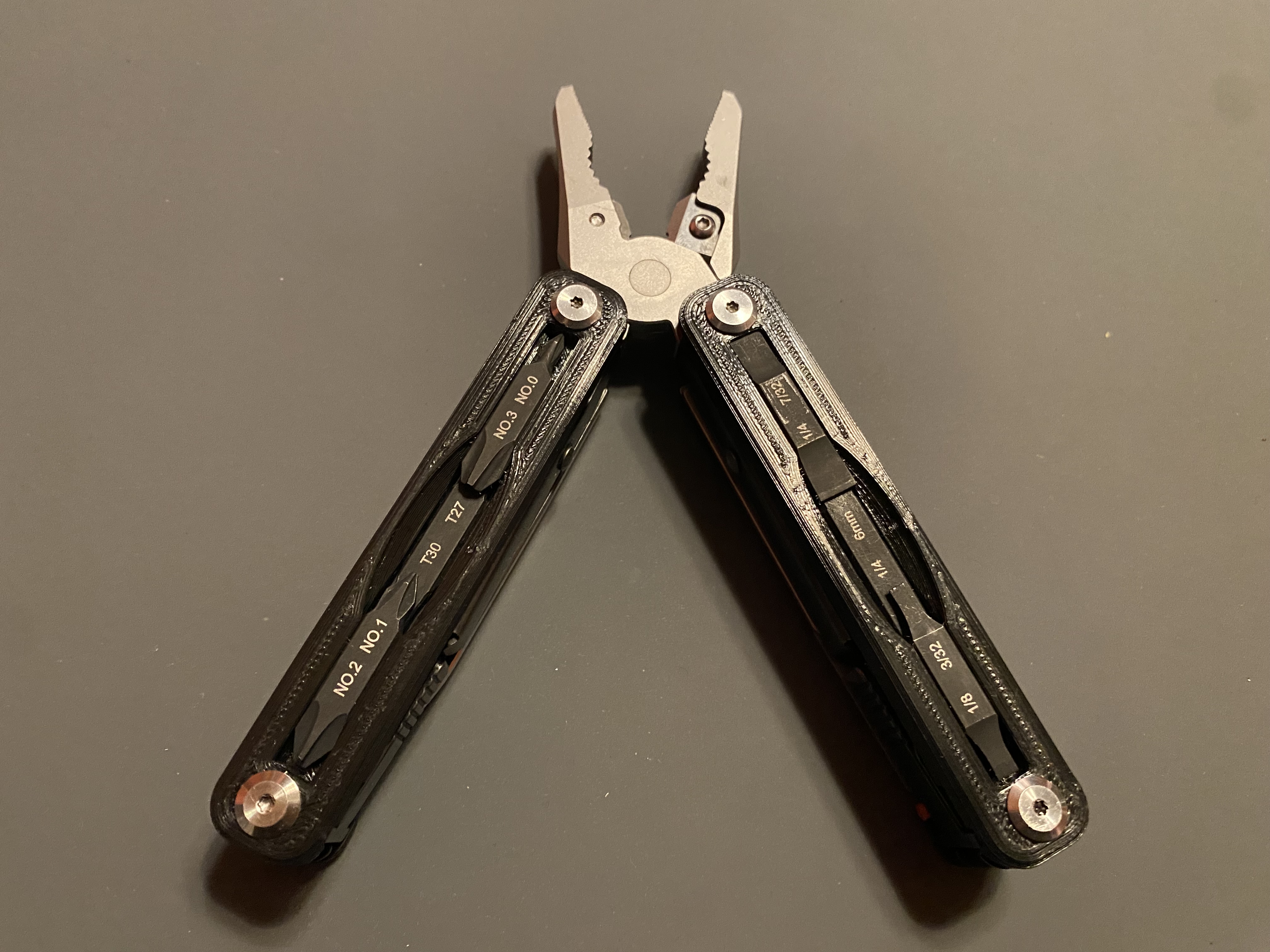 Mossy Oak 17-in-1 Multitool - Bit Holding Scales