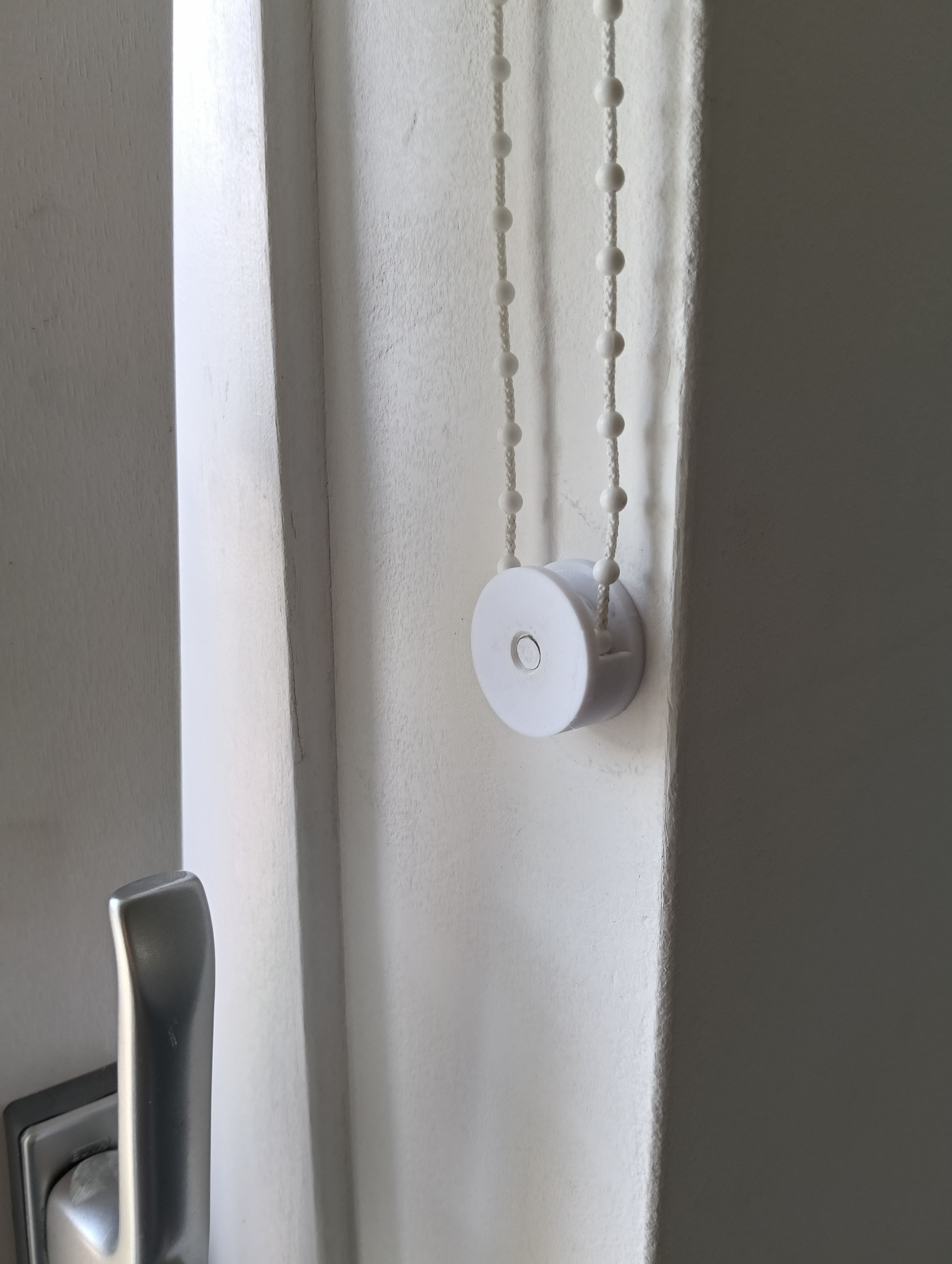 Roller blinds ball chain pulley