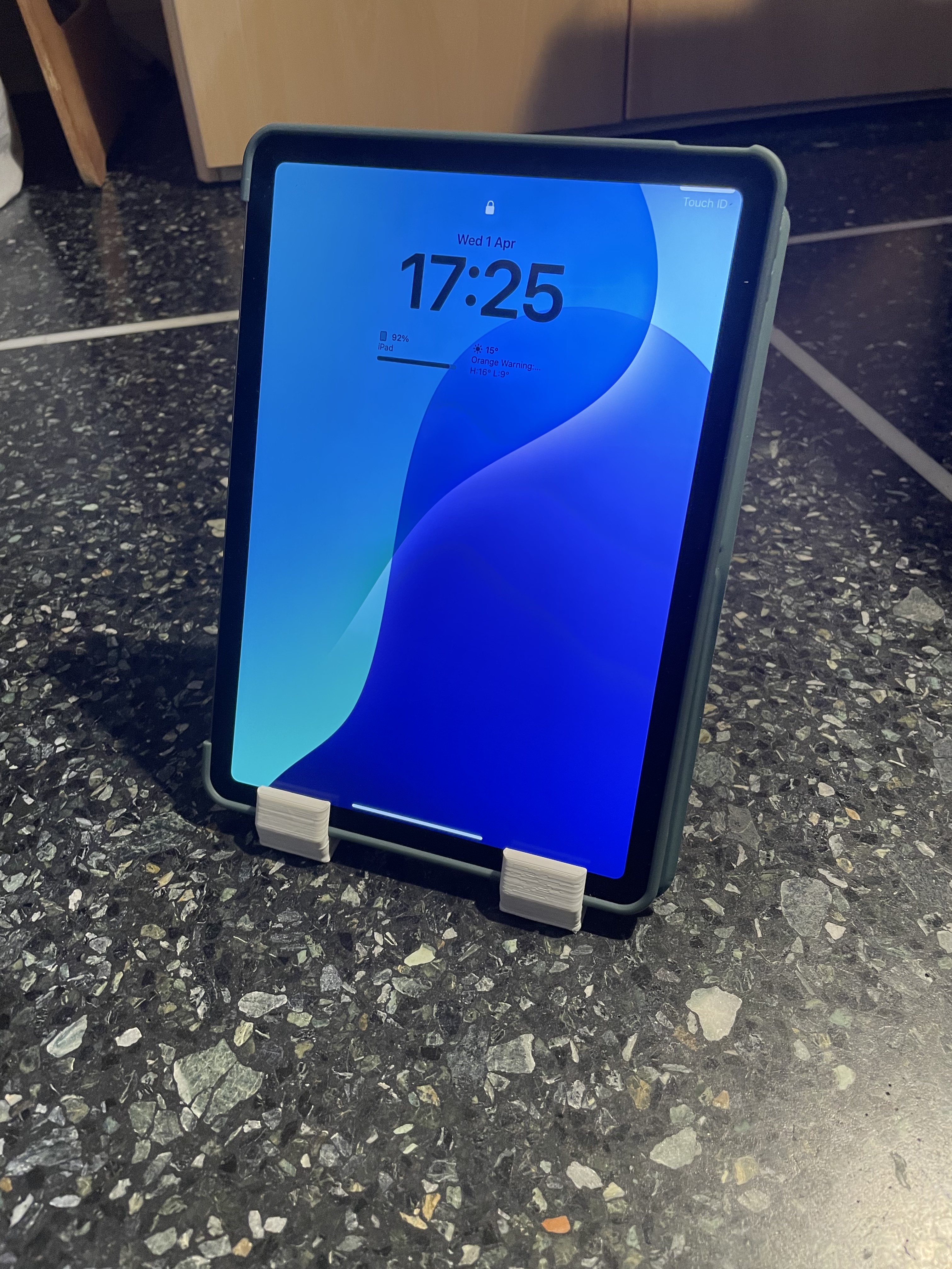 iPad Stand (iPad Air M3 + Cover)