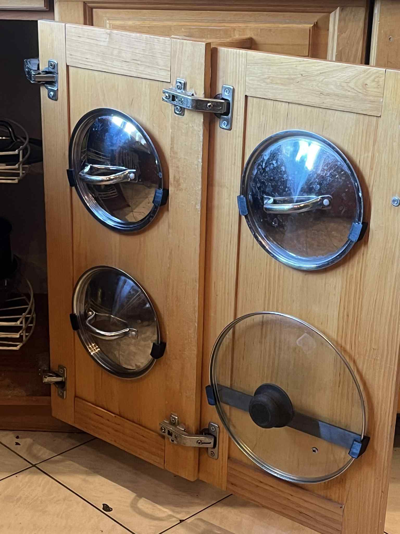 Hanging lid holder for pans and pots