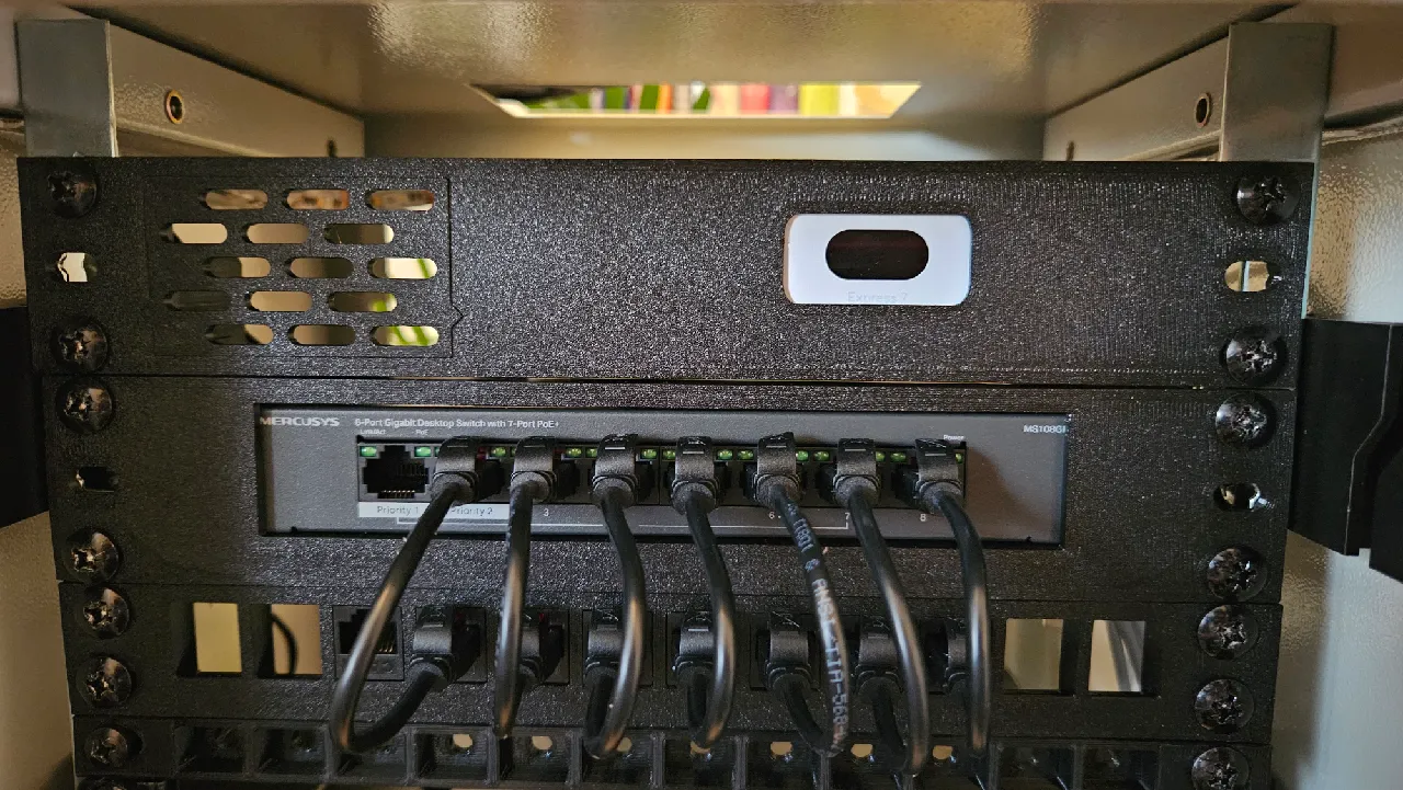 10 inch rackmount - Ubiquiti Unifi Express 7 router (standalone + 