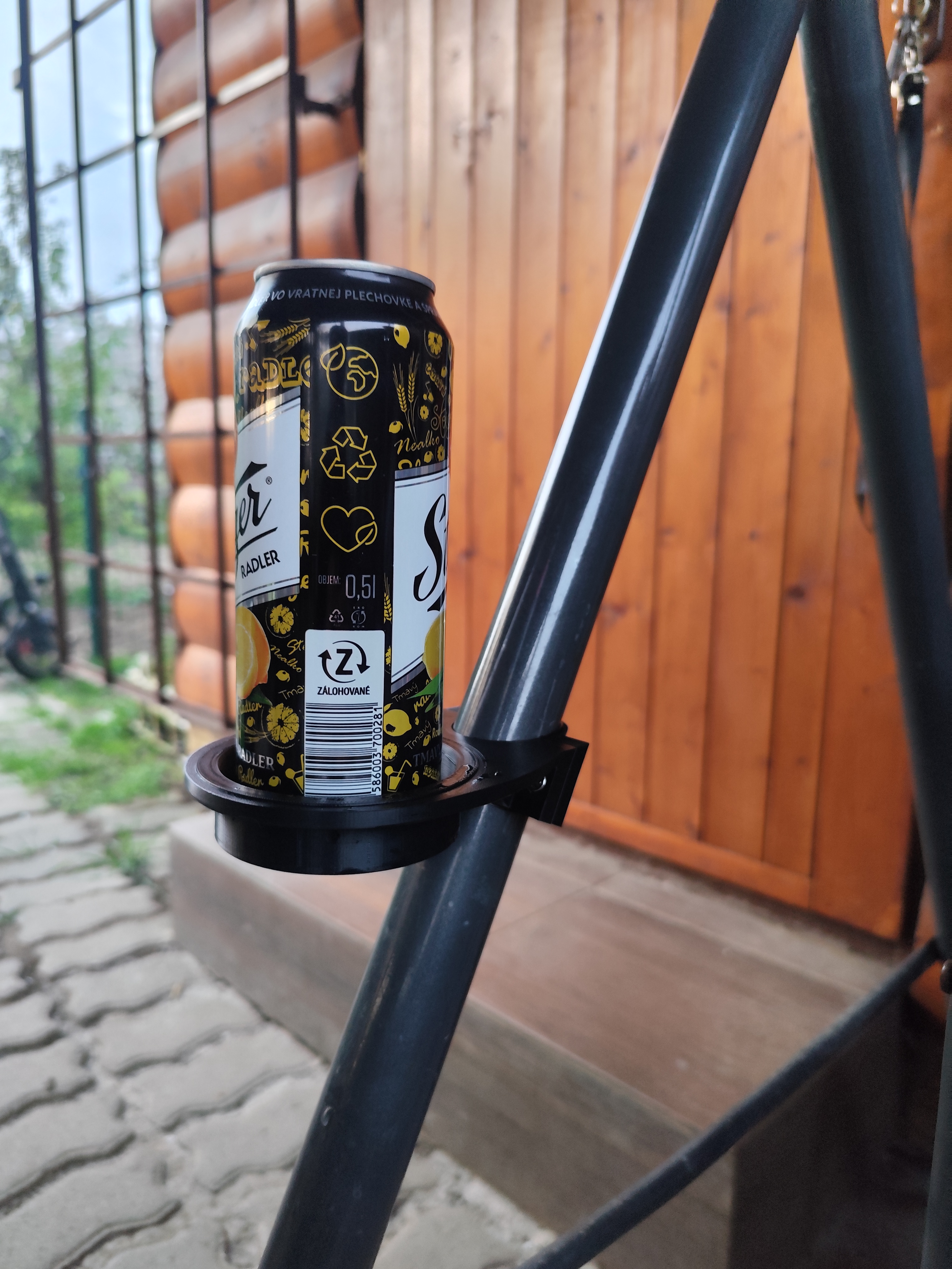 Swing cupholder