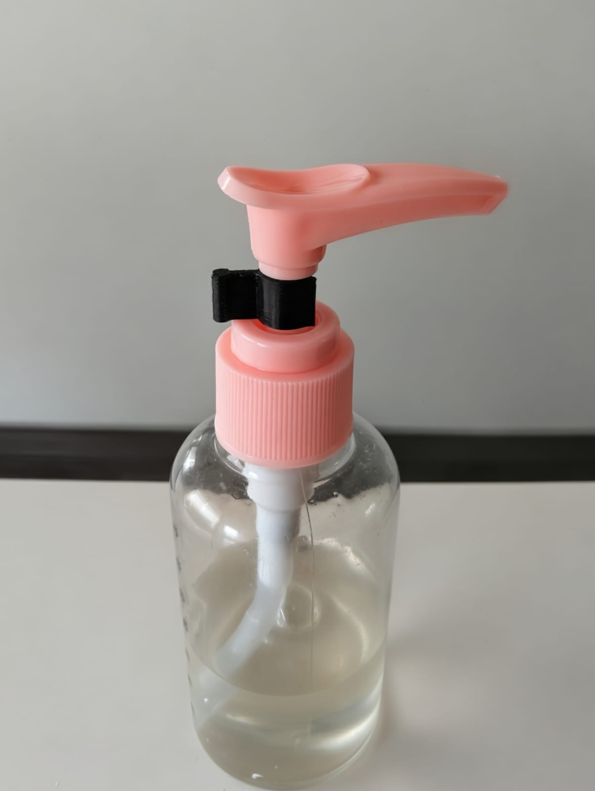 Soap dispenser clip lock - travel size
