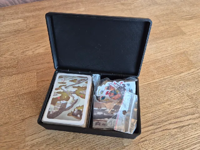 Hinged Box with Divider – Fits 63.5 × 88 mm Game Cards
