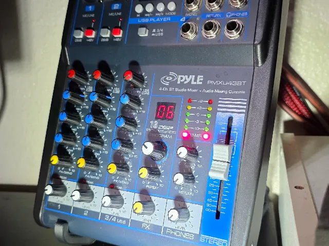 Lightweight audio mixer stand