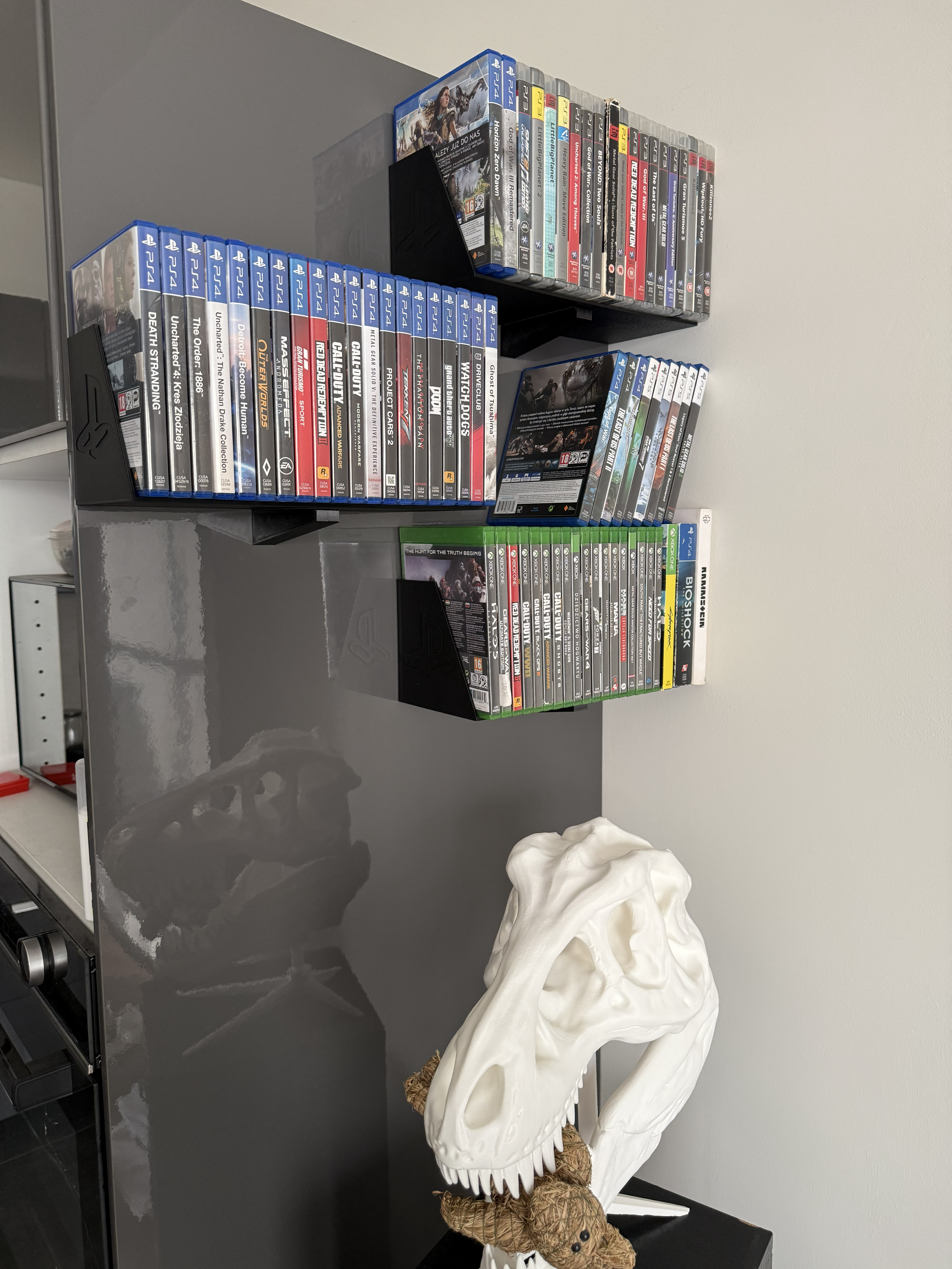 Lightweght console games/DVD/CD holder/shel