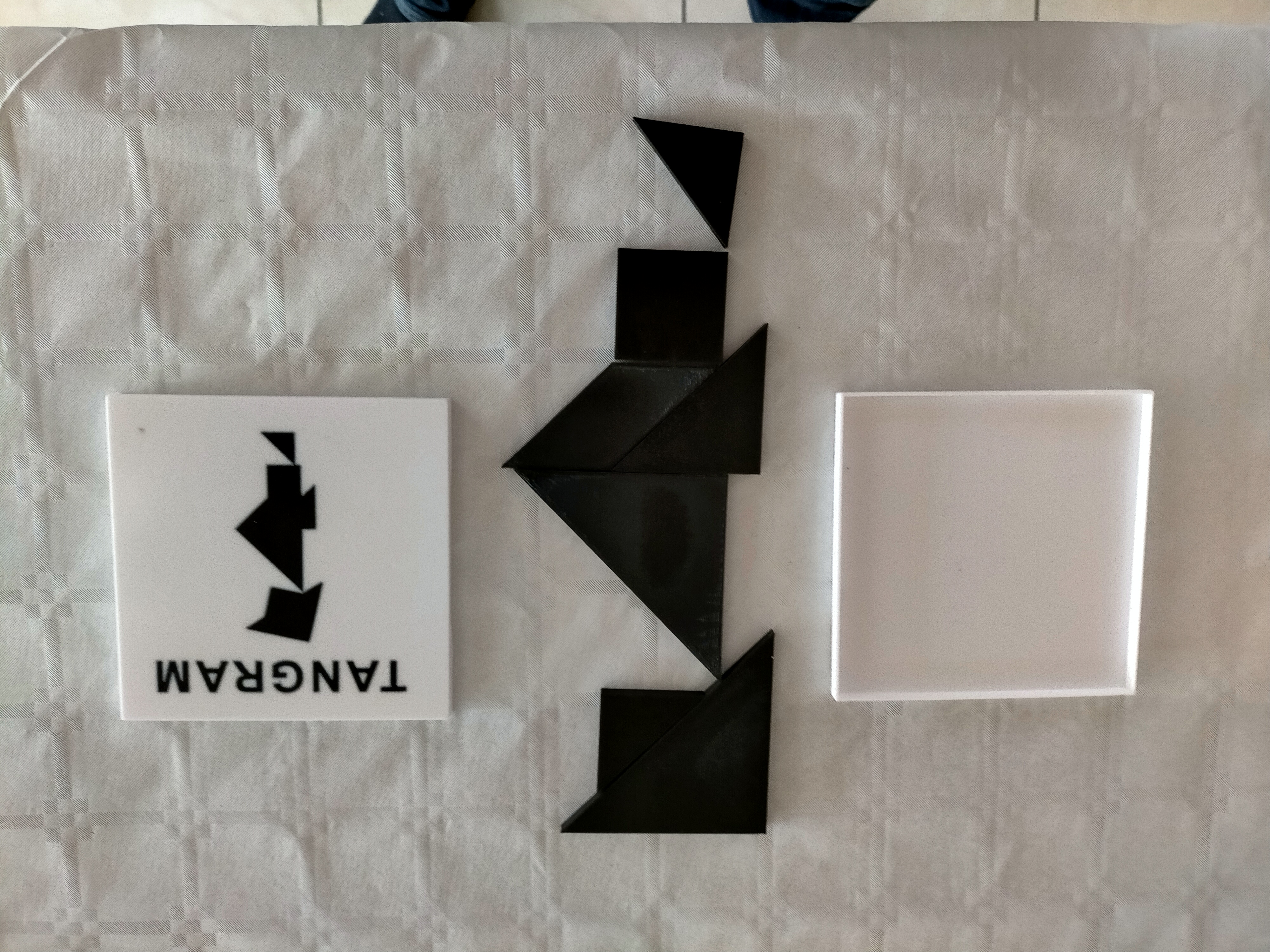 Tangram avec sa boite - Tangram with its box