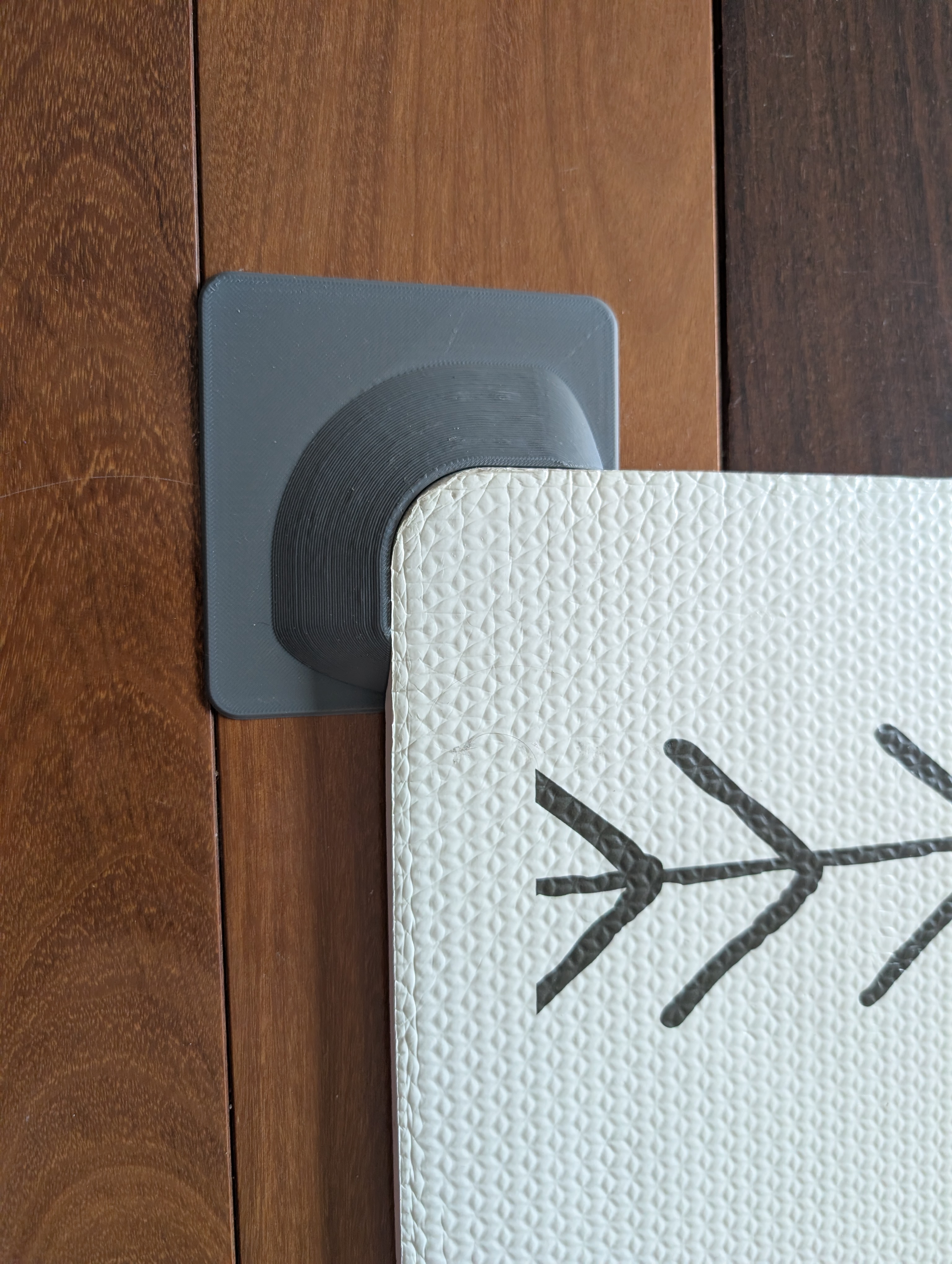 Corner for kids playmat & vacuum robot