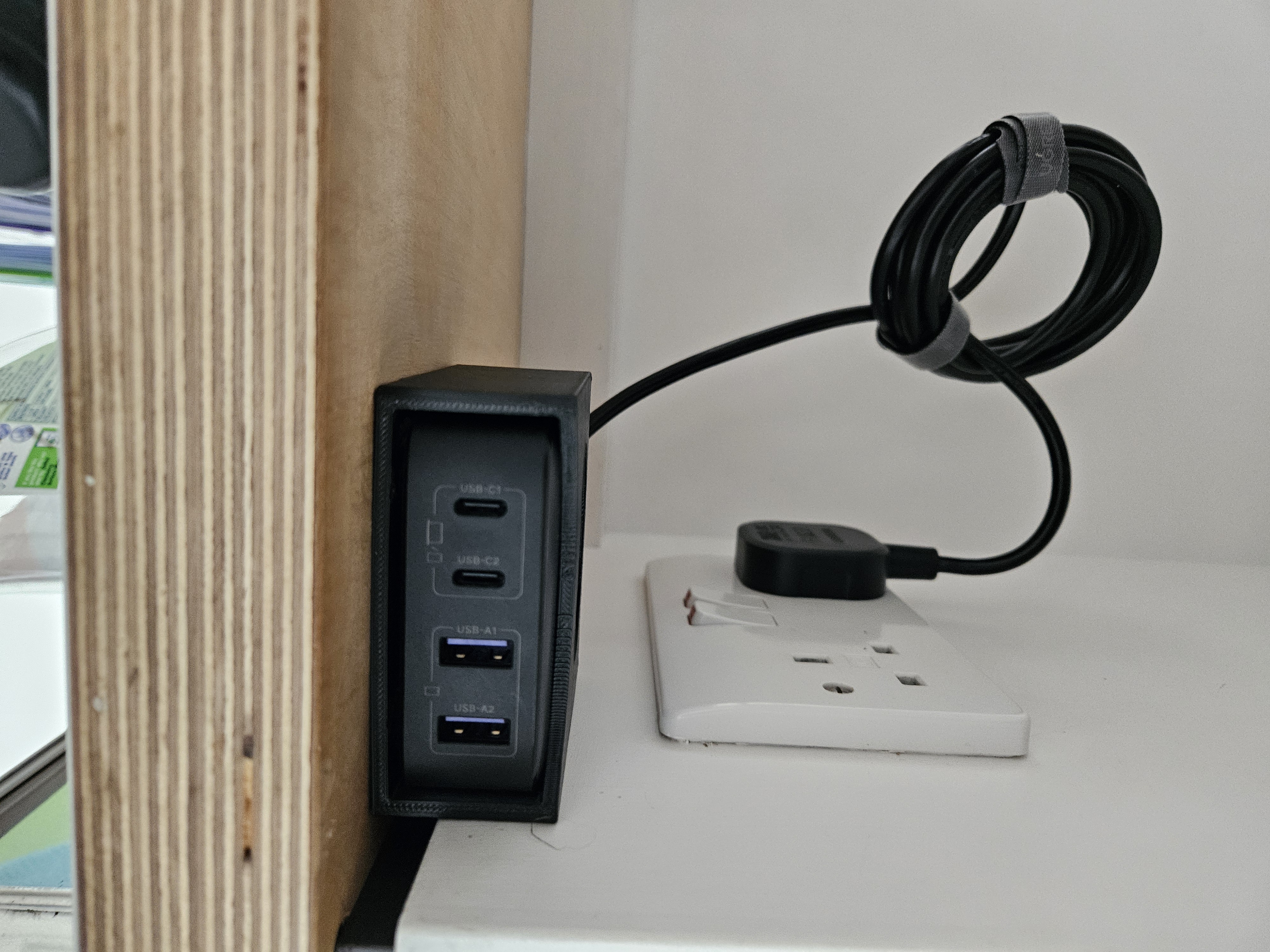 Ugreen Nexode 65W Mount with Screw holles