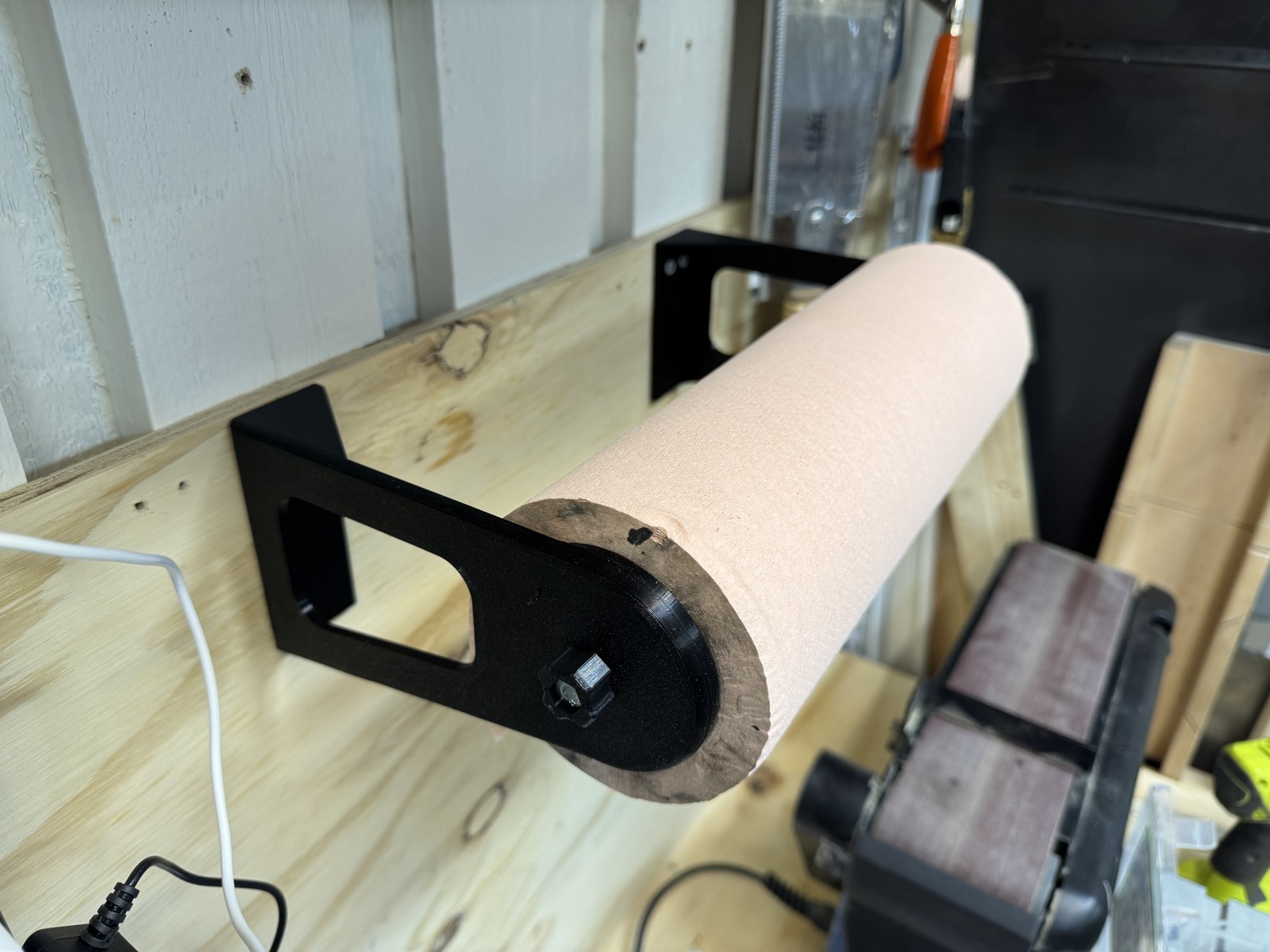 Wallmounted paper roll holder