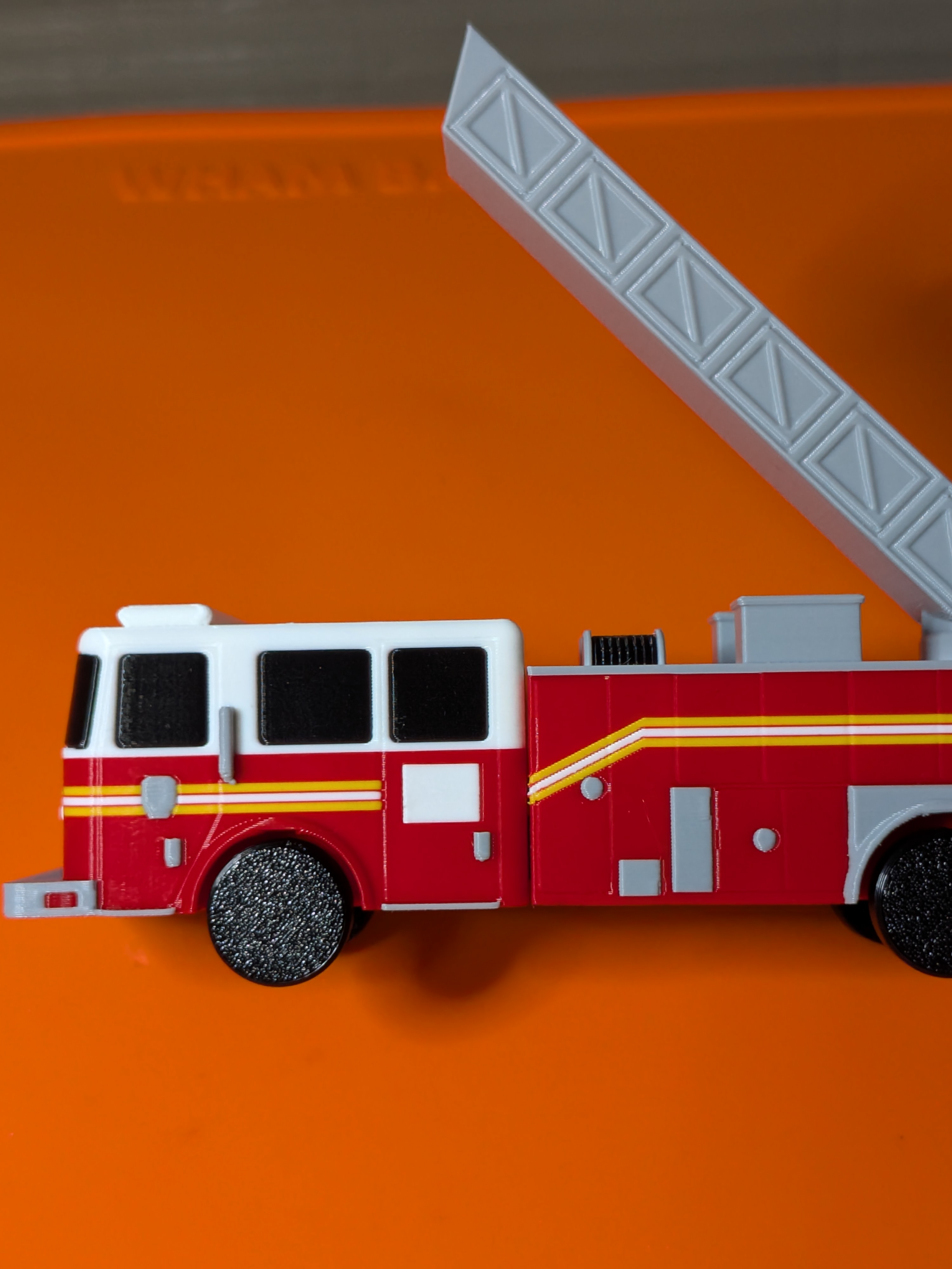 Miniatura 6 do modelo 3D Fire Engine Cell Phone Holder