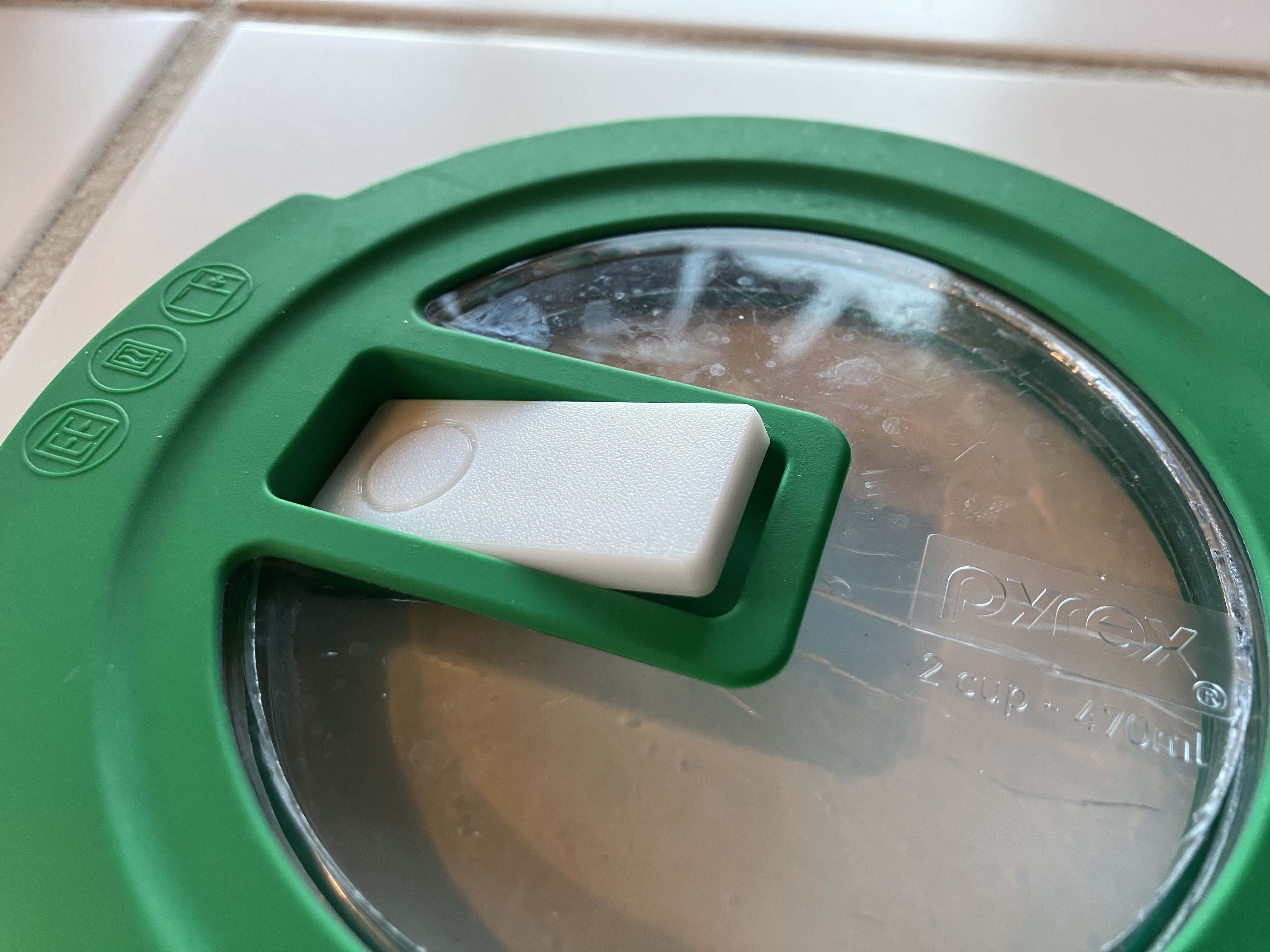 Miniatura 4 do modelo 3D Pyrex lid vent plug