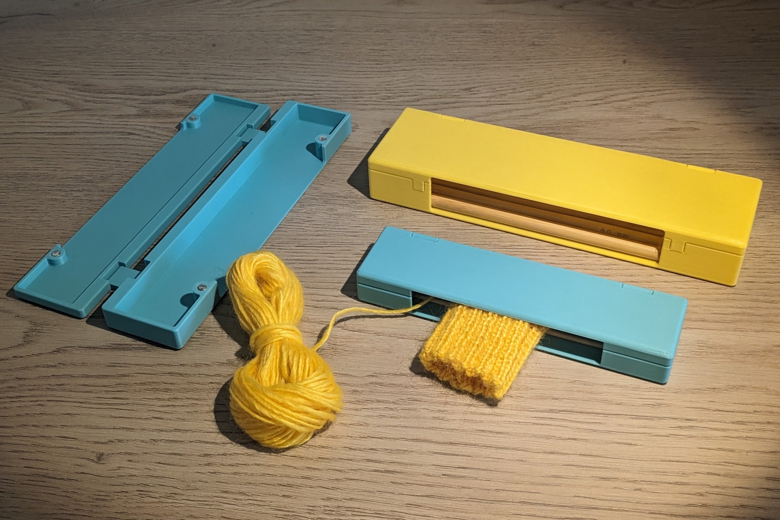 Box for a set of double pointed knitting needles (Nadelspielbox)