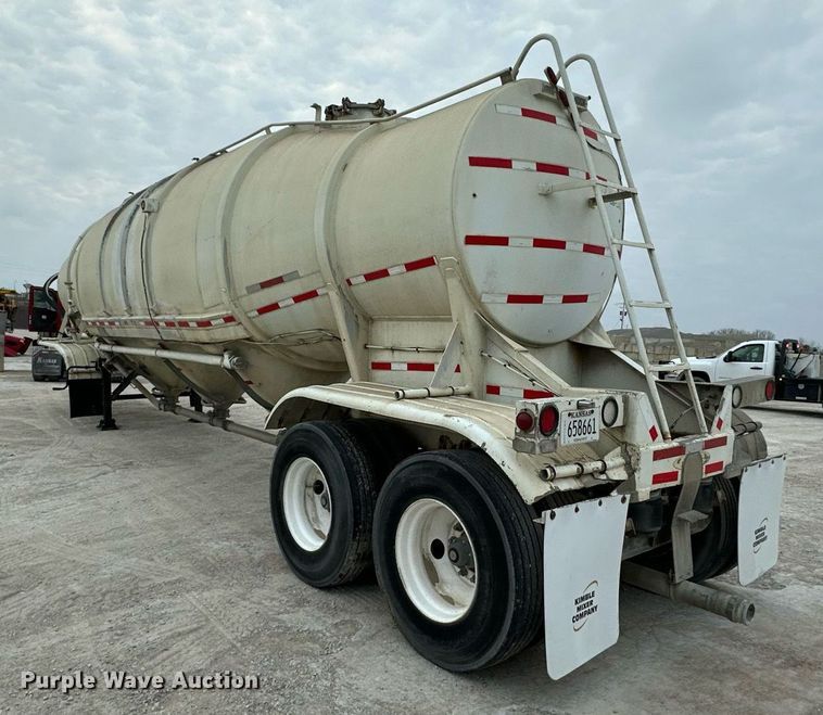 Dry Bulk Pneumatic Trailer