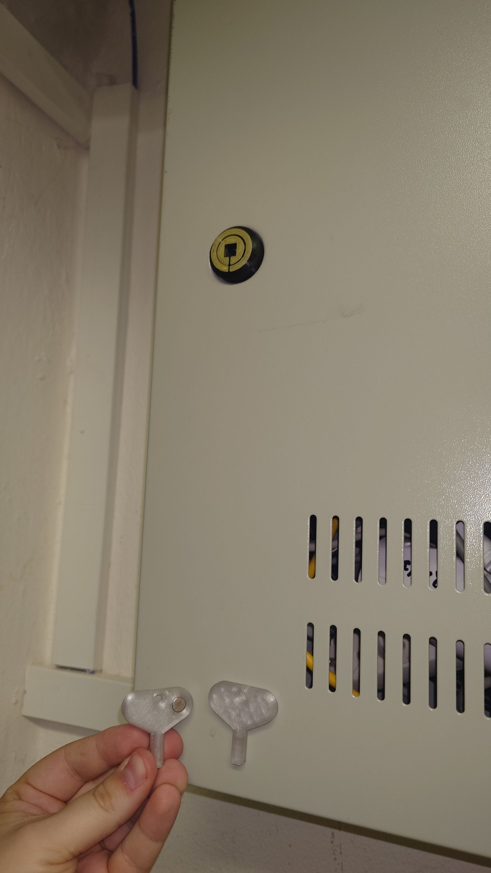Miniatura 3 do modelo 3D Network box(rack) lock/latch