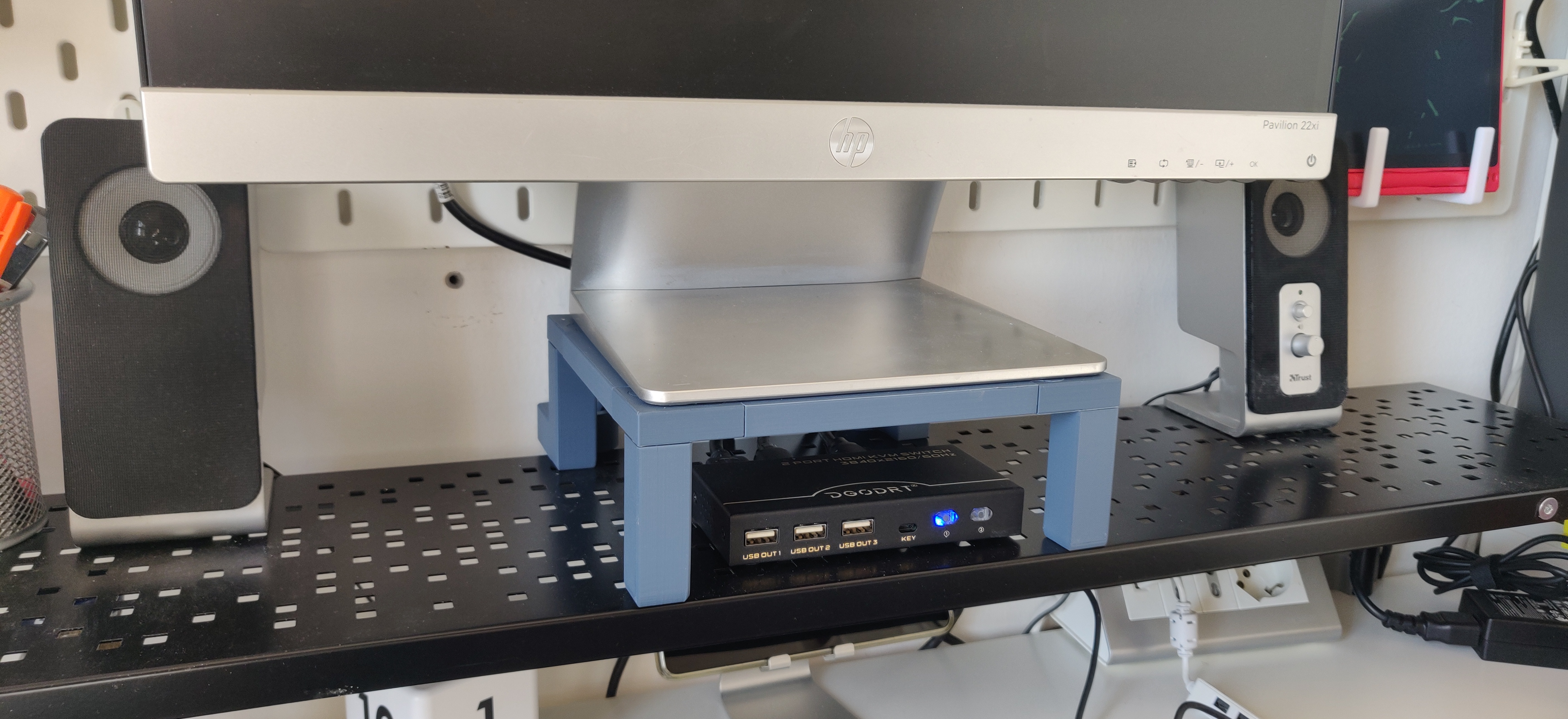 Simple Resizable Monitor Stand