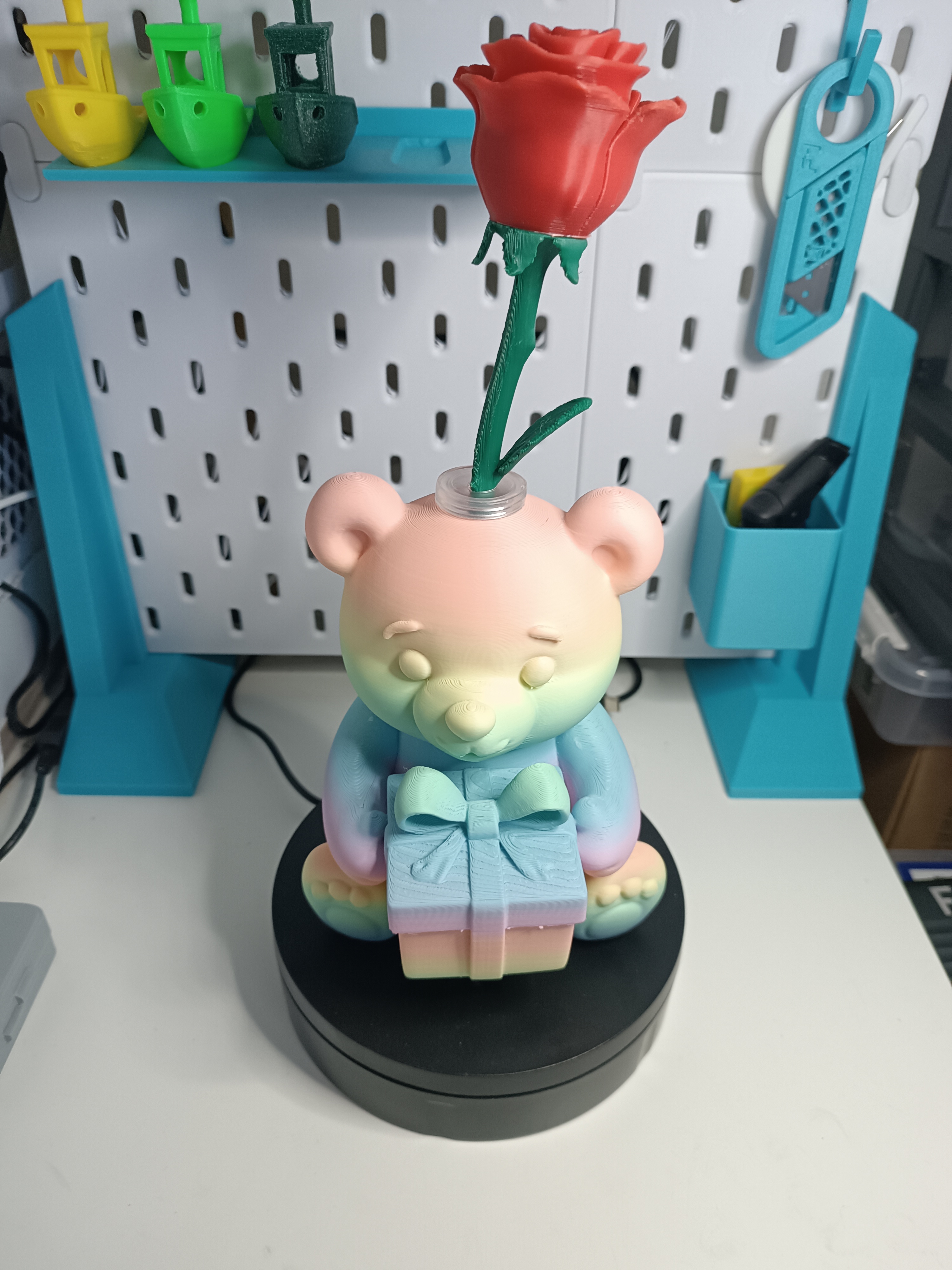 Teddybär mit Geschenk
