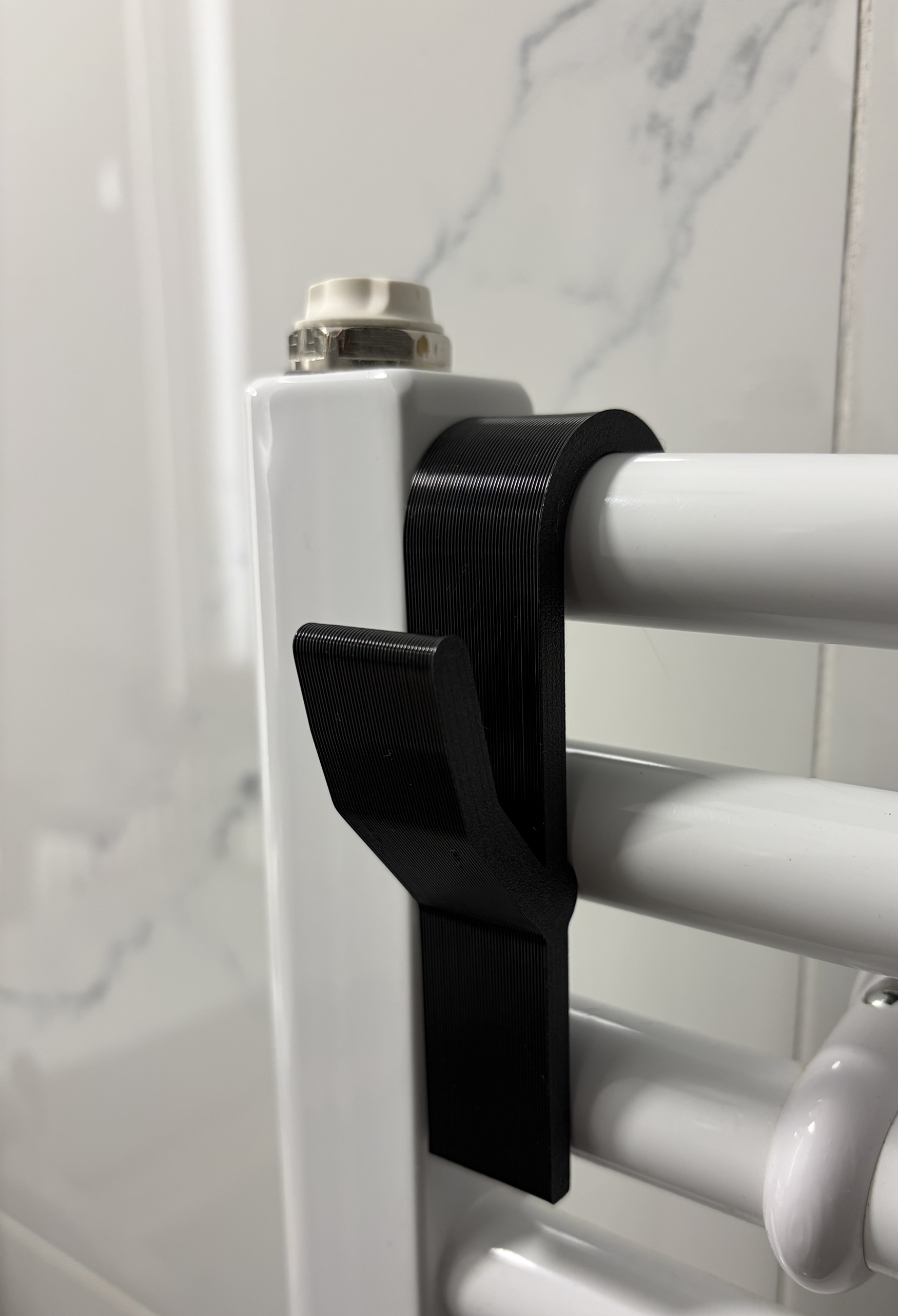 Hacek na radiator v koupelne