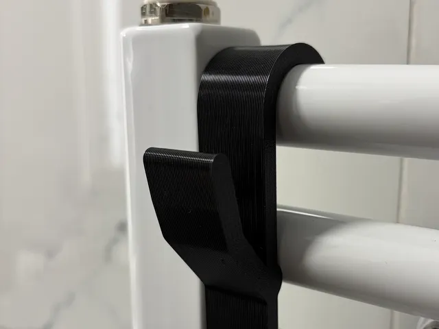 Hacek na radiator v koupelne