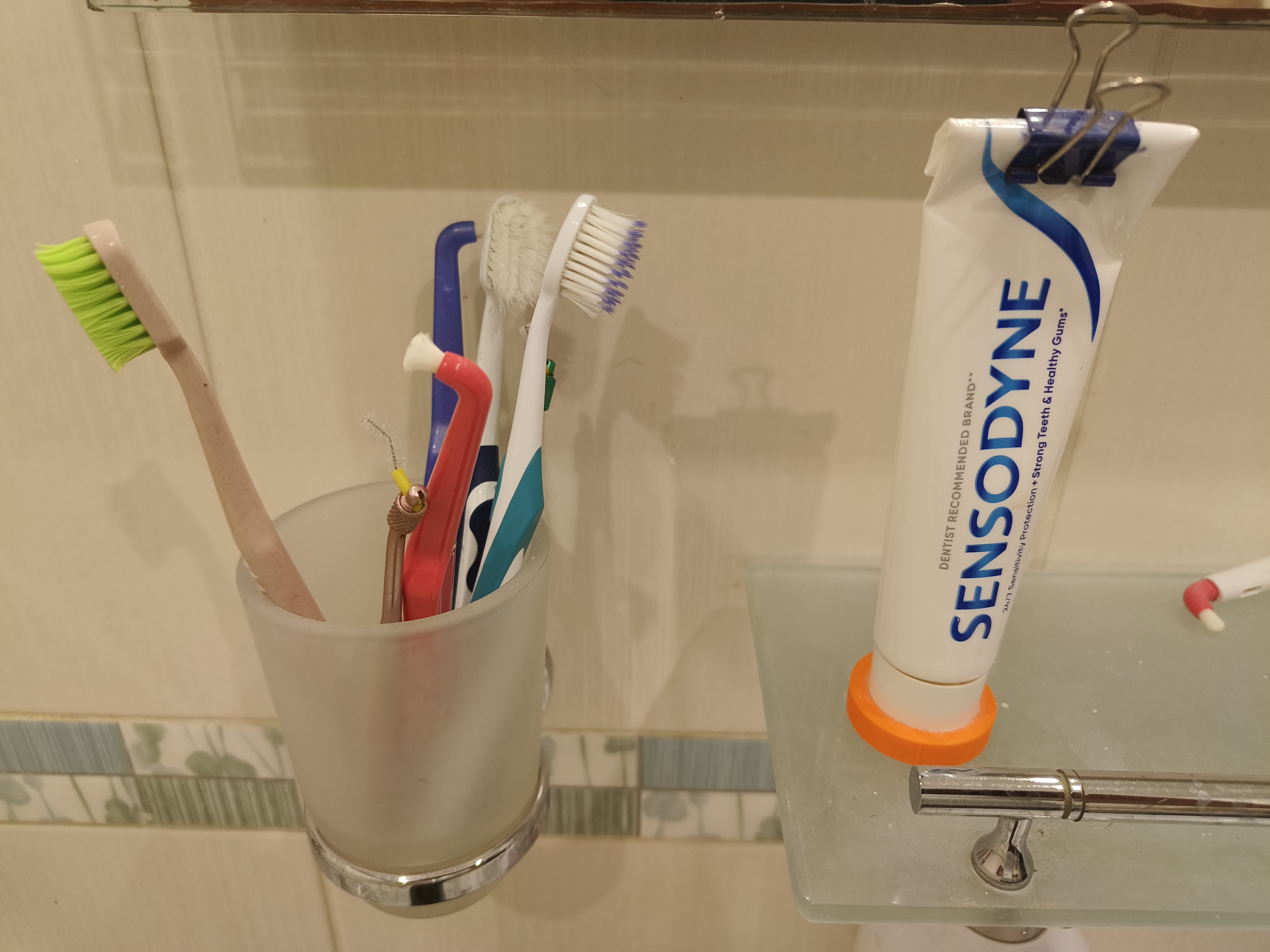 Simple Stand for SENSODYNE