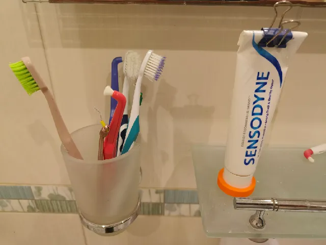 Simple Stand for SENSODYNE