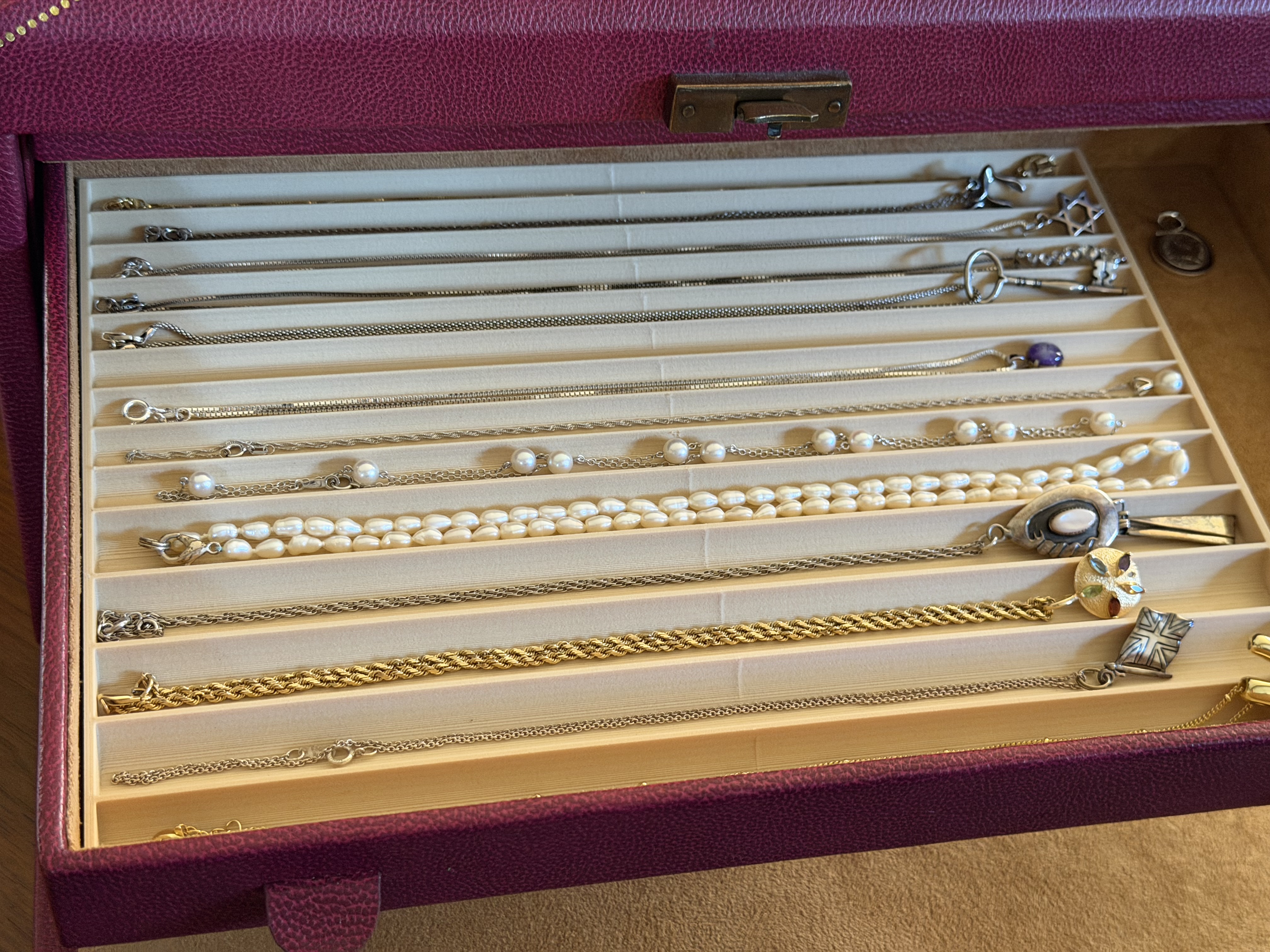 Necklace organizer tray