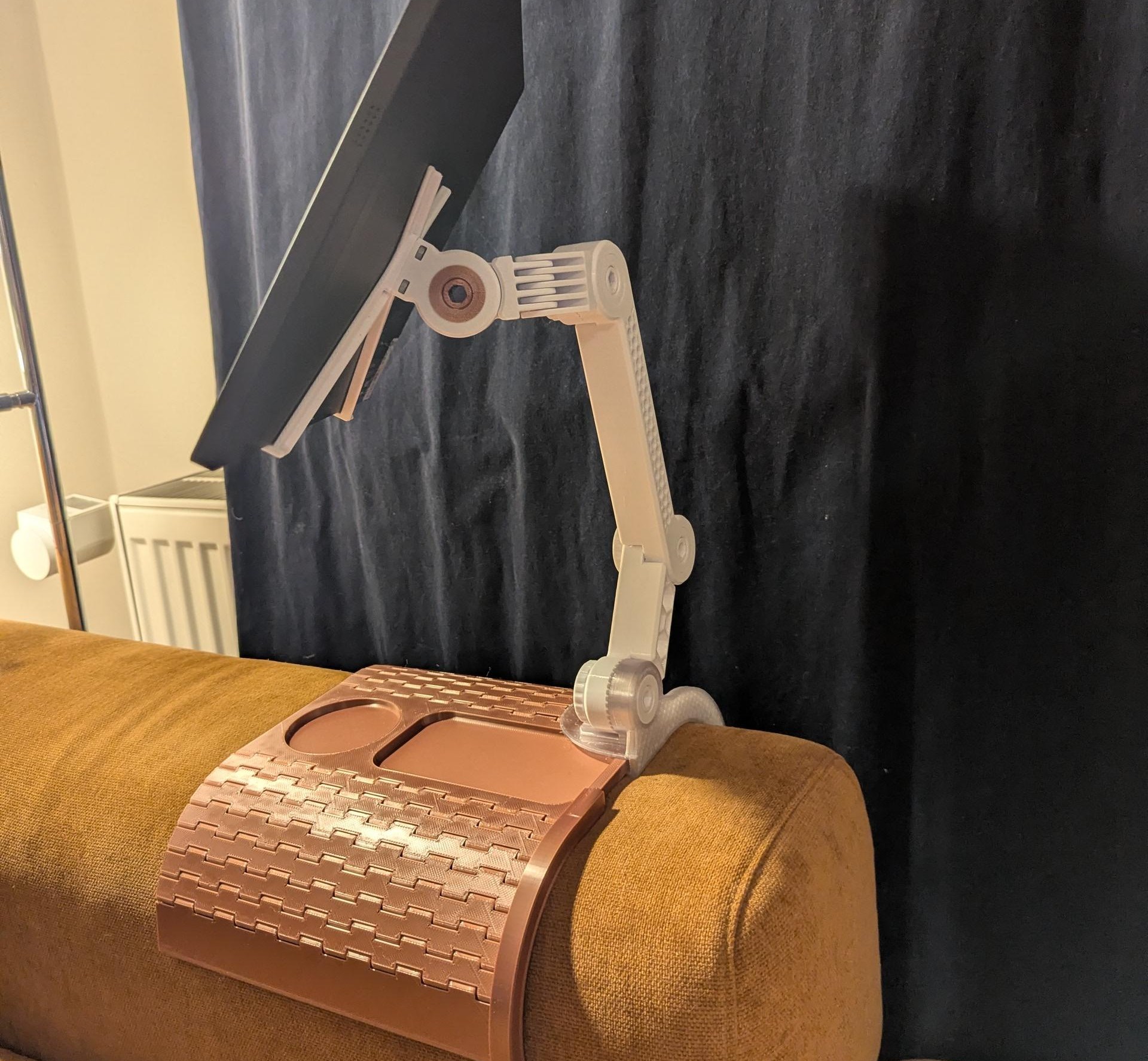 Miniatura 4 do modelo 3D Couch Armrest Table with optional Tablet Holder