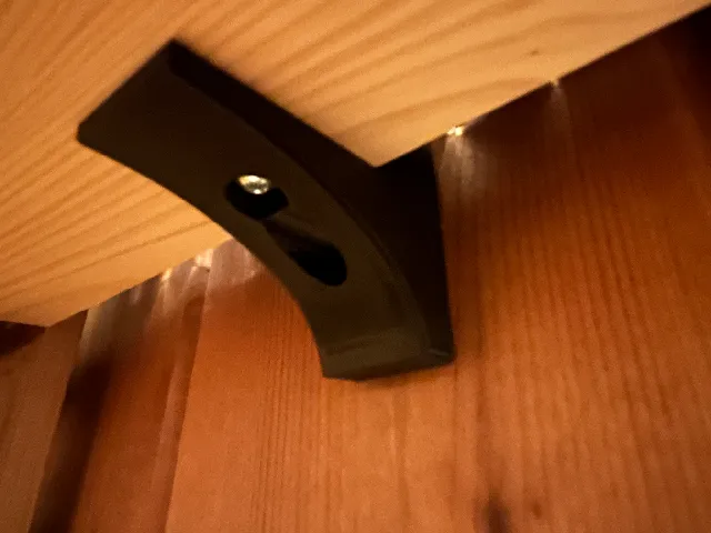 Winkel für CD-Regal aus einem Holzbrett -Brackets for a CD Shelf