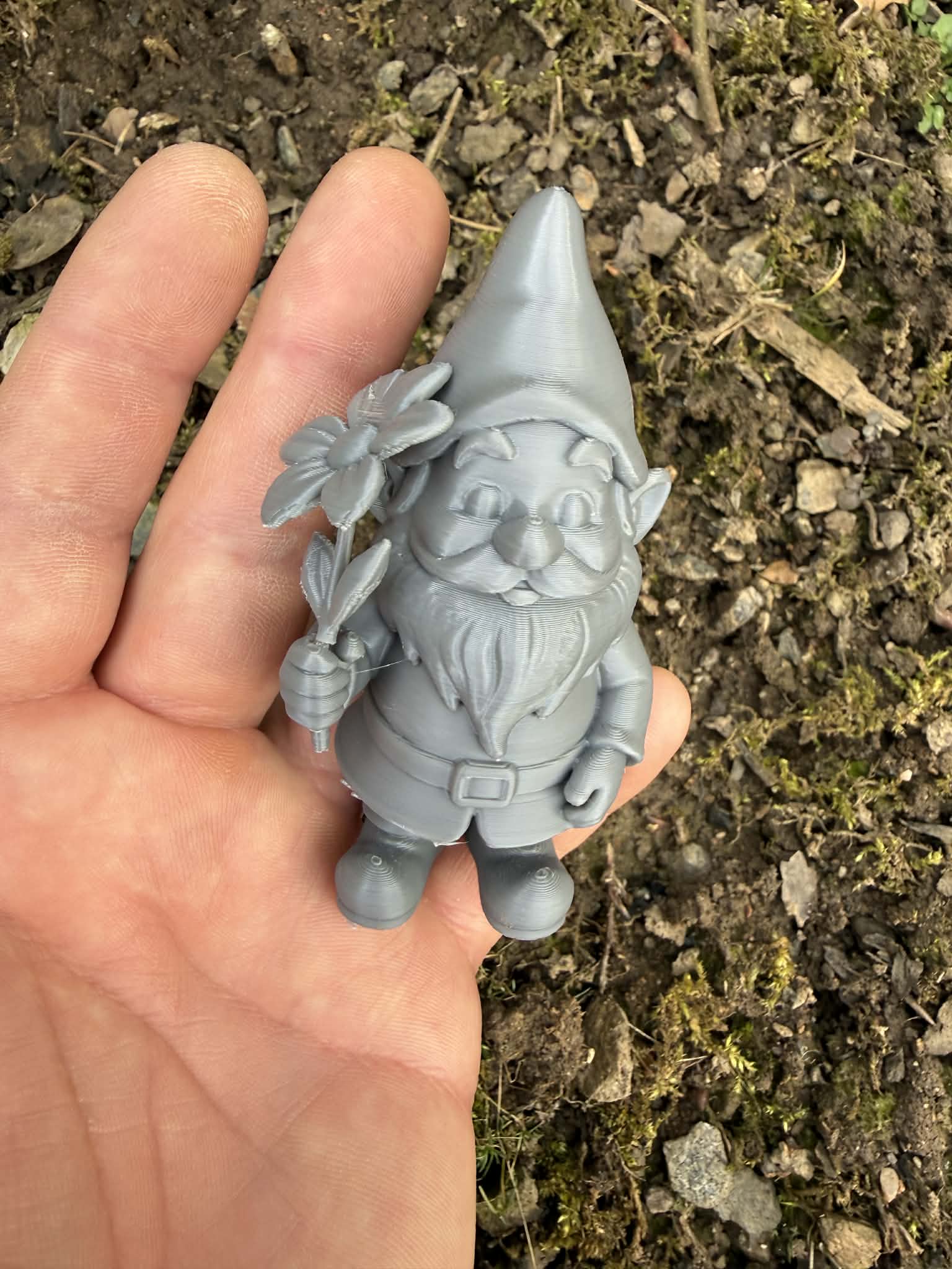 Garden gnome with tools — miniatura 5