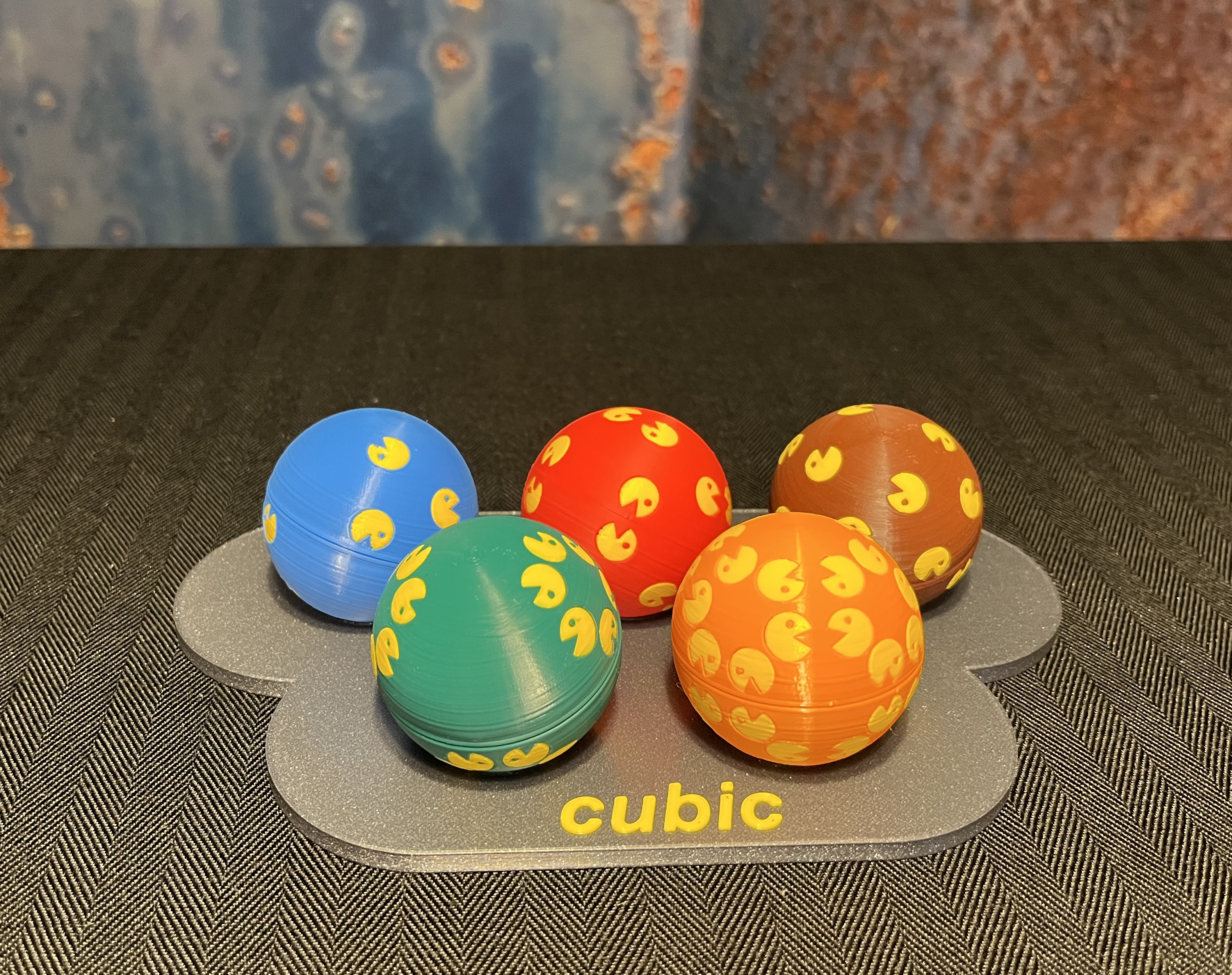 The 32 Crystallographic Point Groups ("spheres / Pac-Man" set)