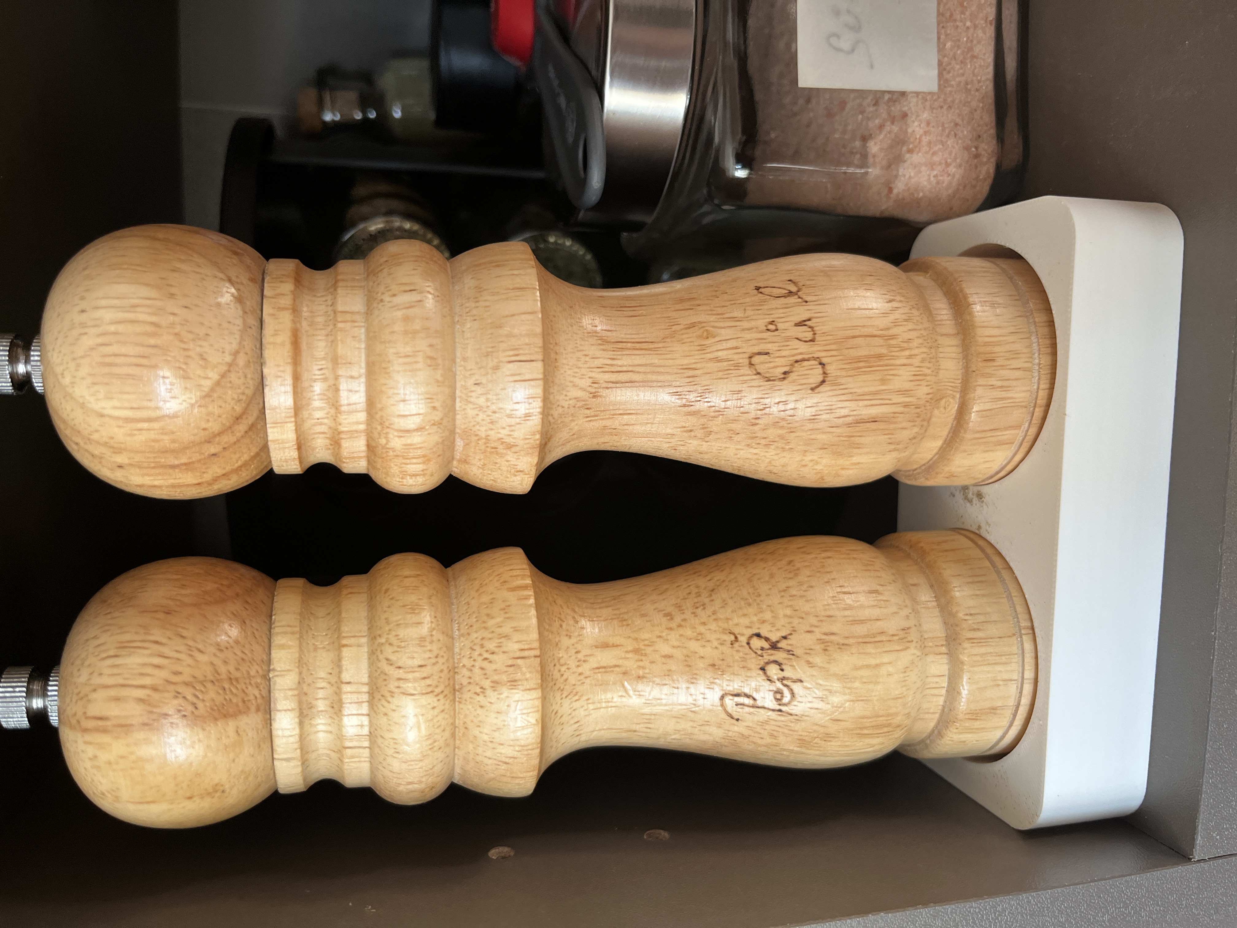 salt/pepper mill holder