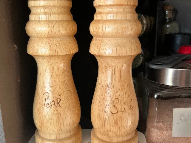 salt/pepper mill holder
