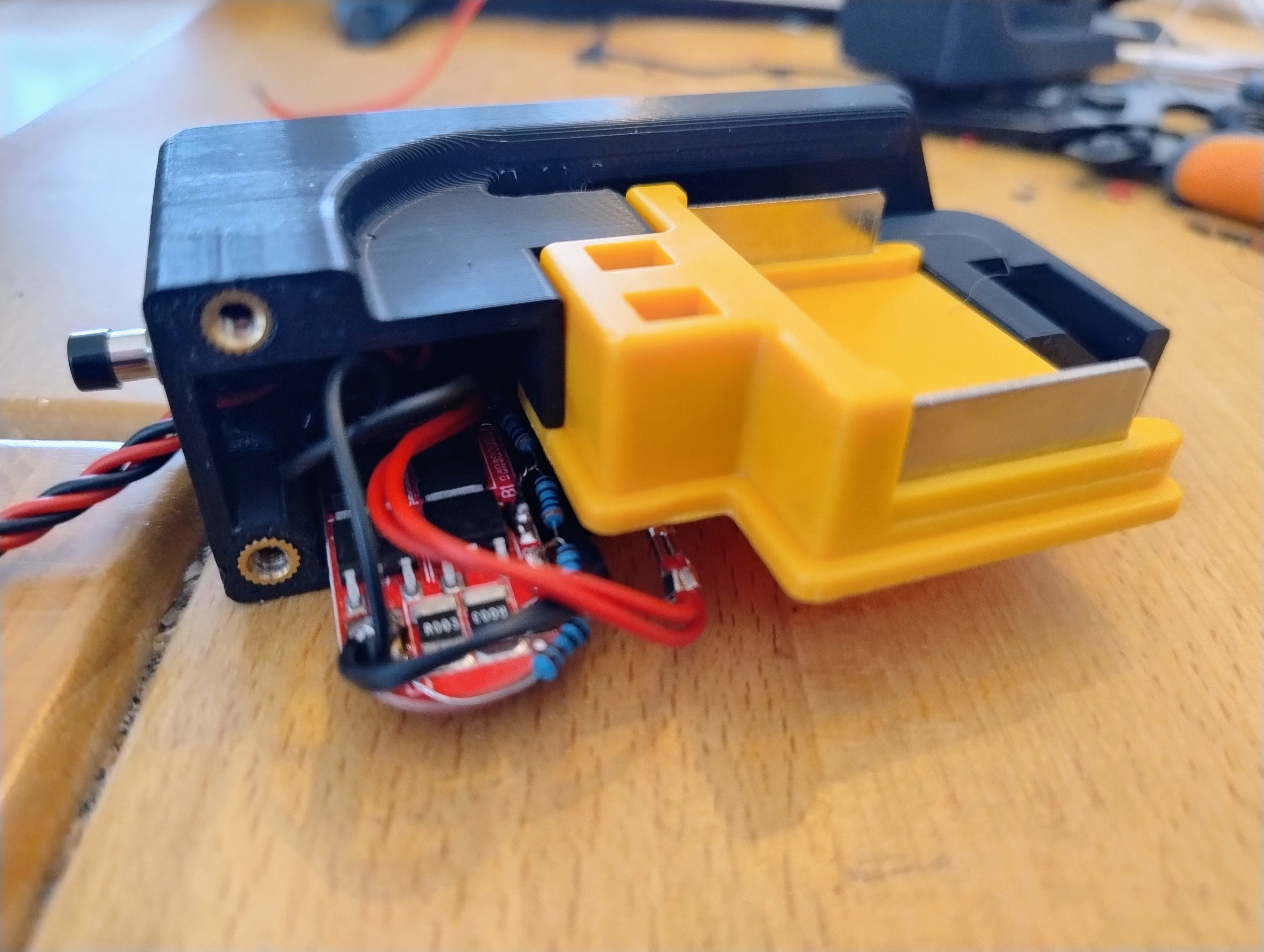 Universal and protected Makita battery pack connector / vertical halves