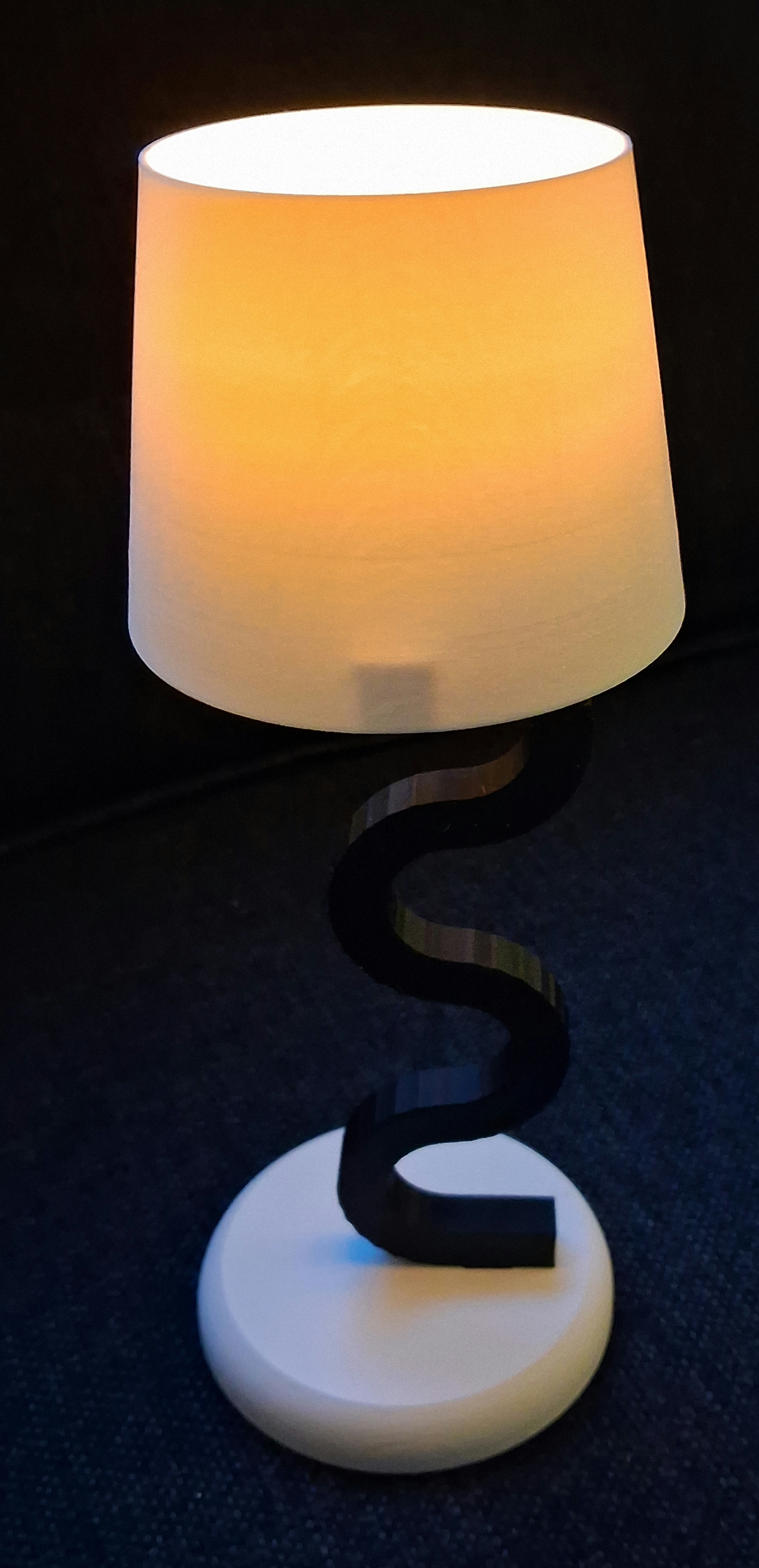 Miniatura 10 do modelo 3D Small table lamp