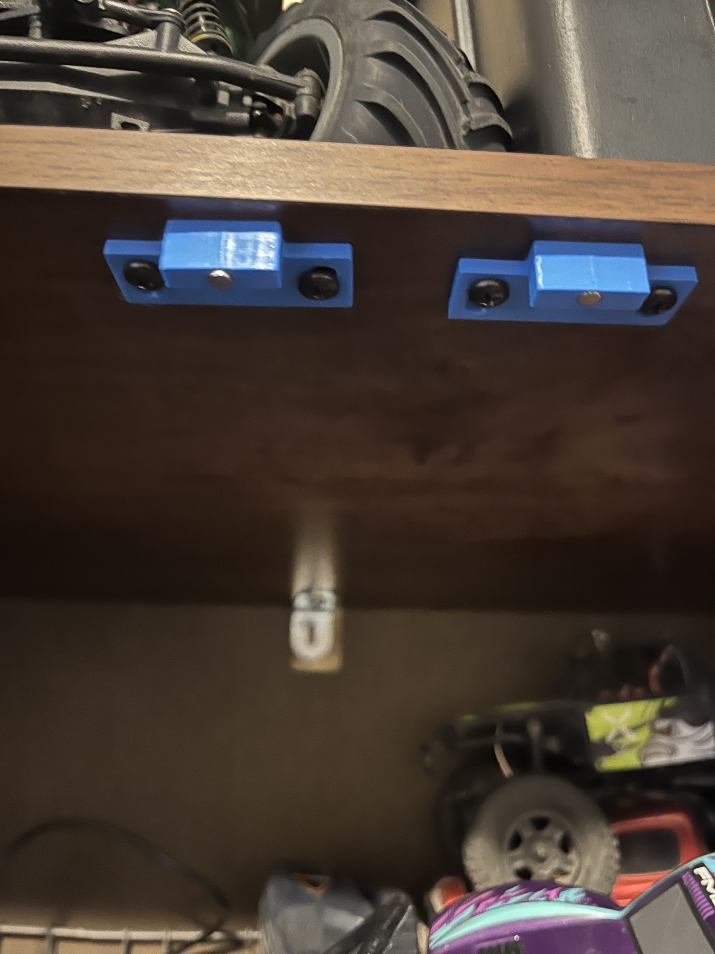 Magnetic door latch