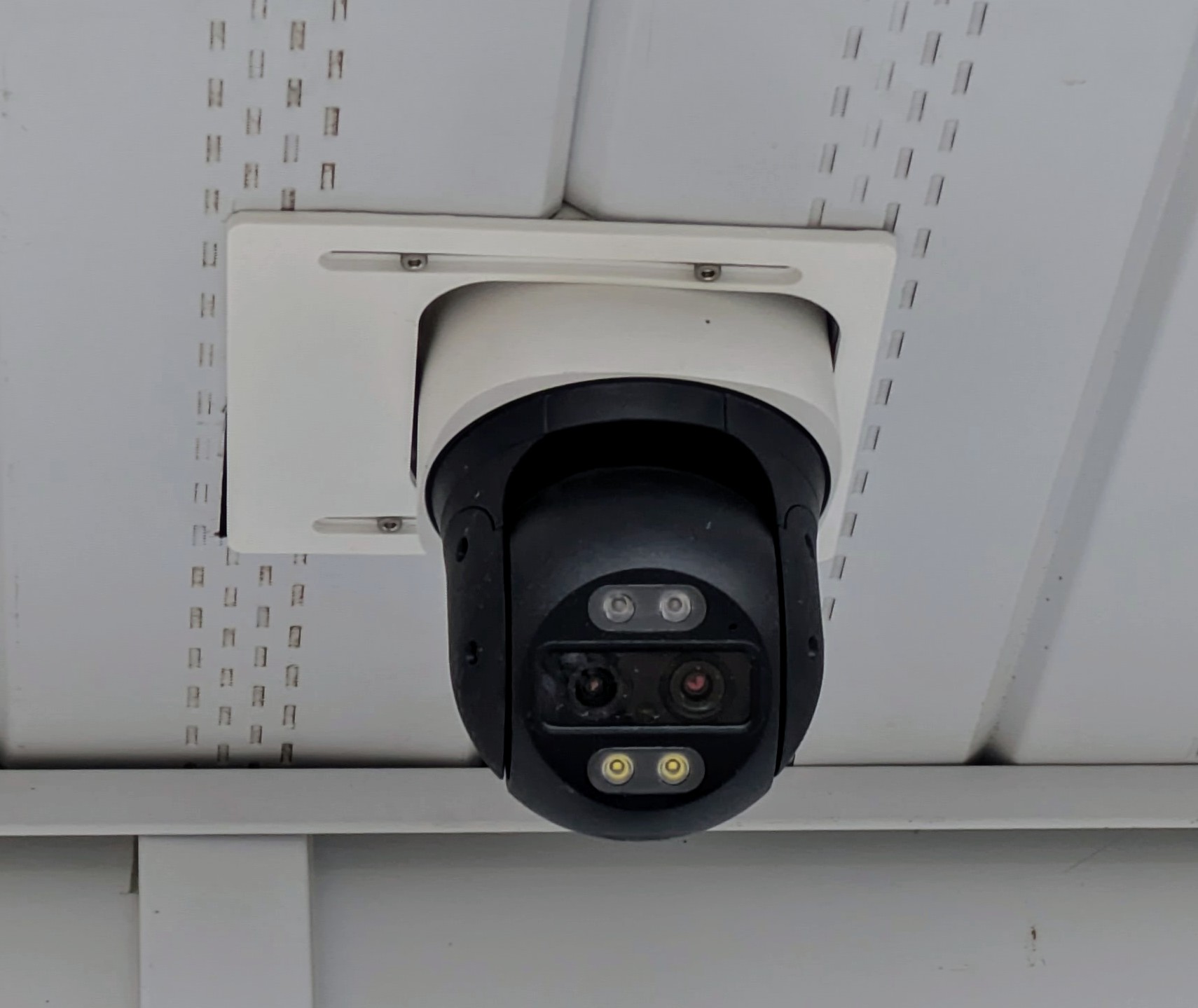 Reolink Trackmix Soffit Passthrough