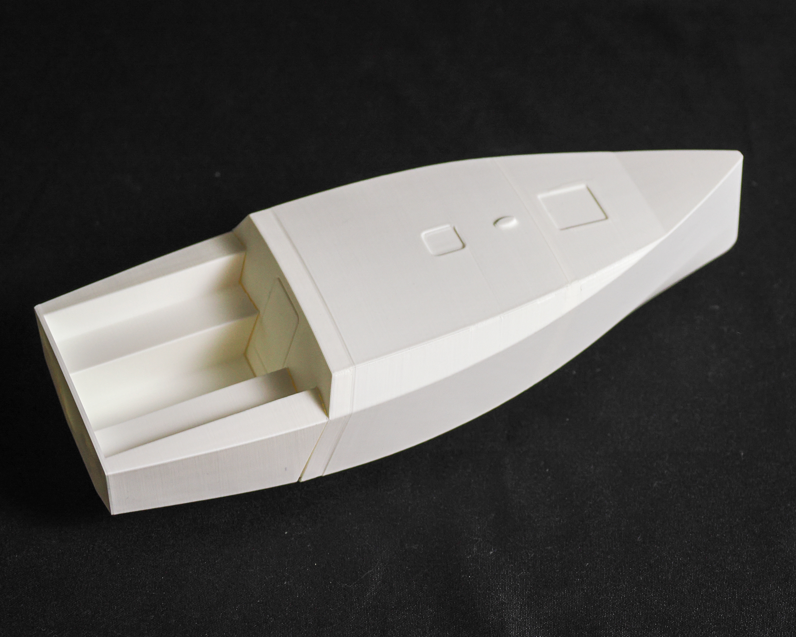 GLOBE 5.80 MODEL YACHT HULL - 1:30 SCALE