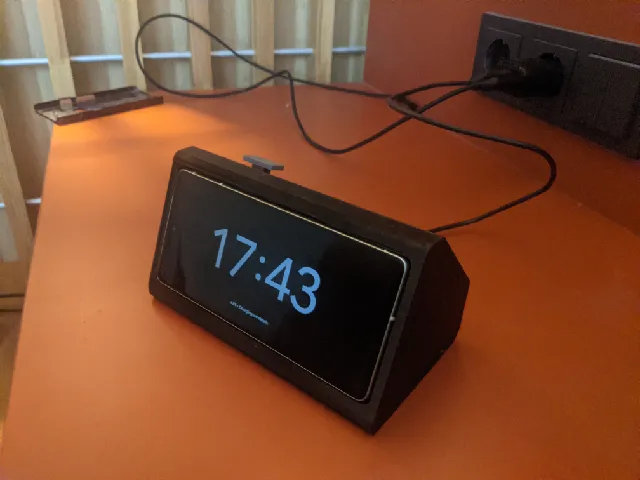 Pixel 7 wireless charger bedside stand