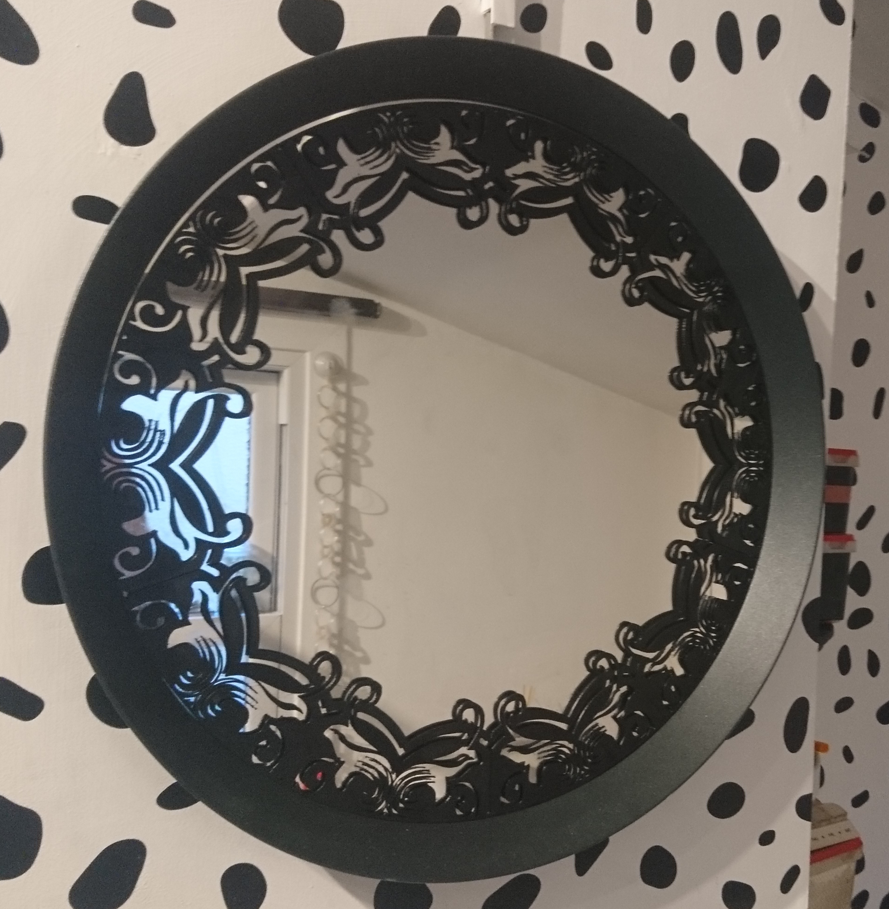 Decorative frame for round mirror