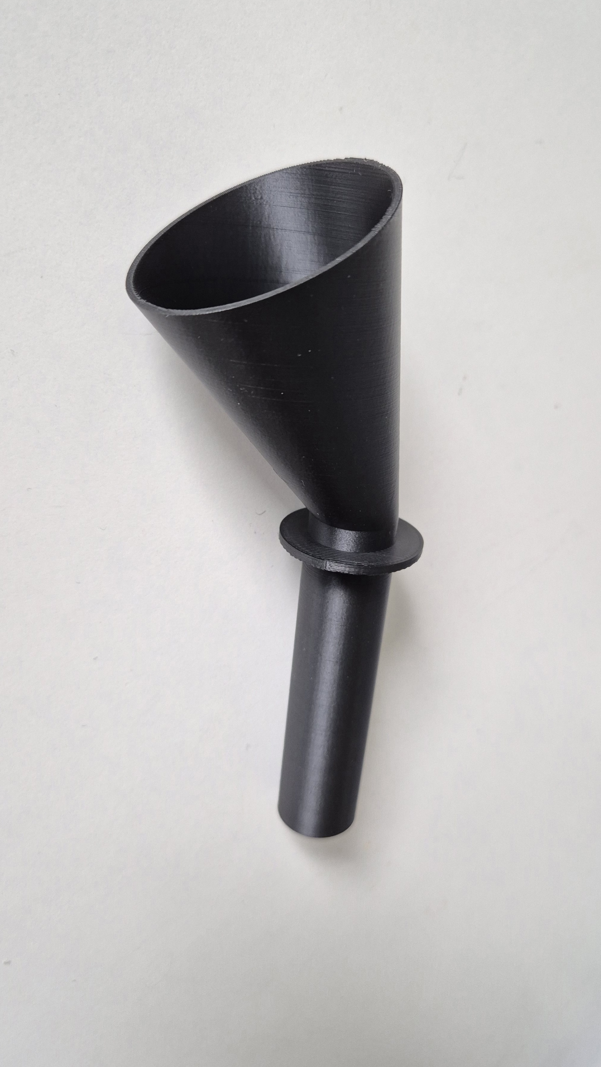 Funnel for motor vehicle additives