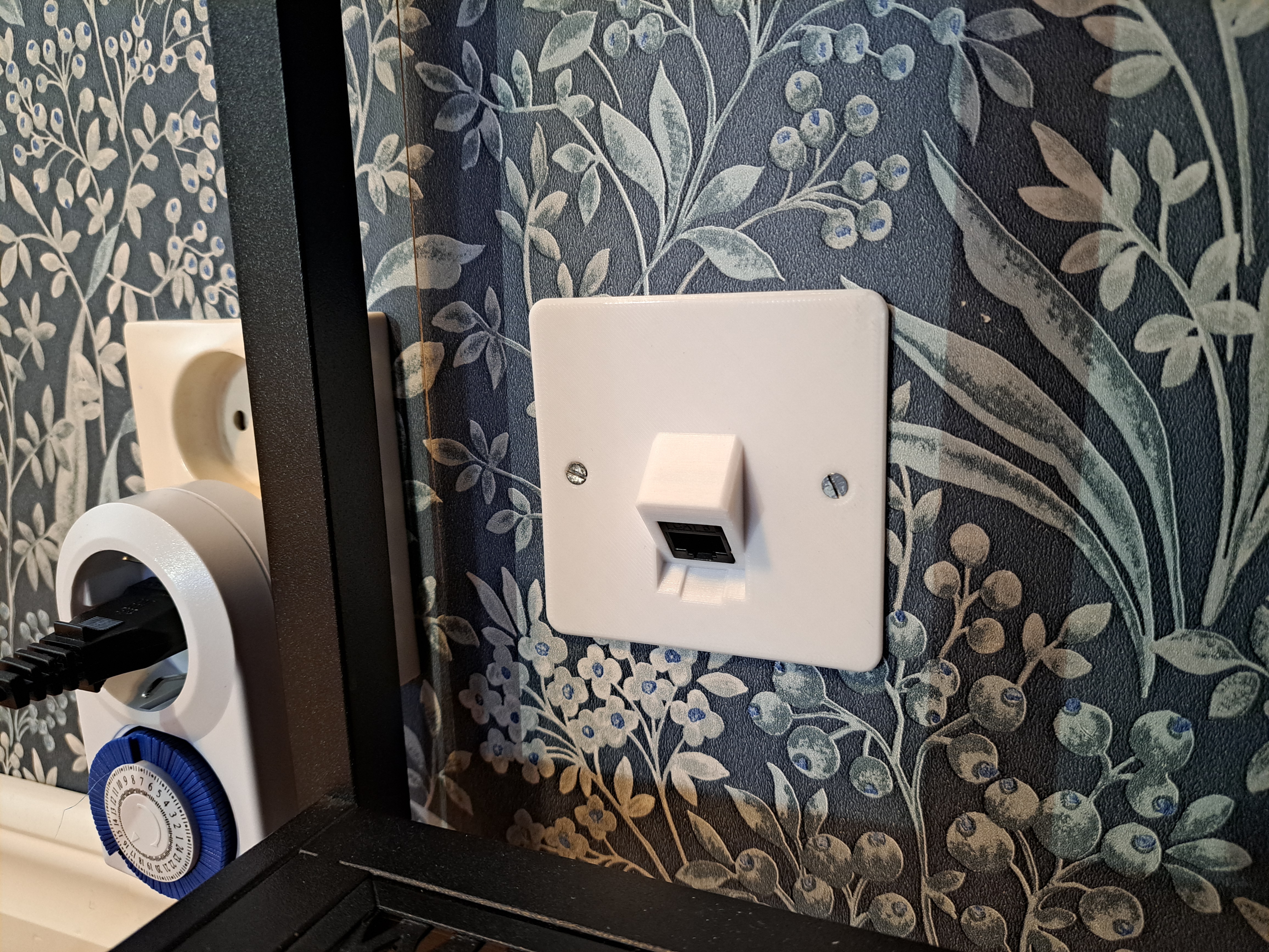 Ethernet wall plate with angled socket for keystone RJ45