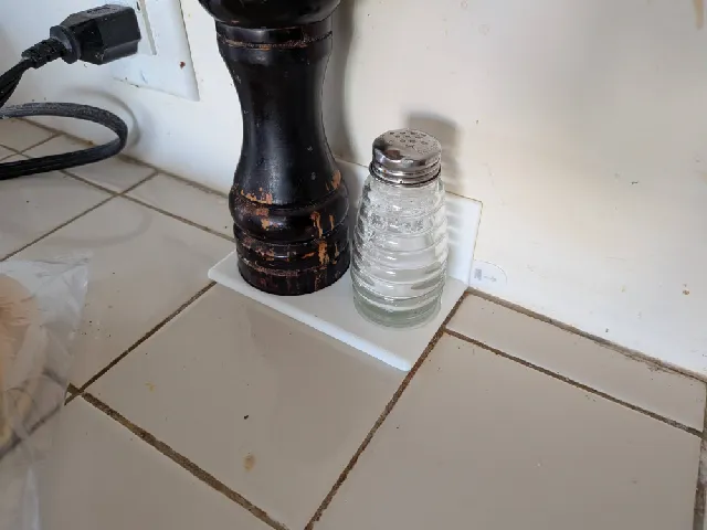Salt and pepper dock