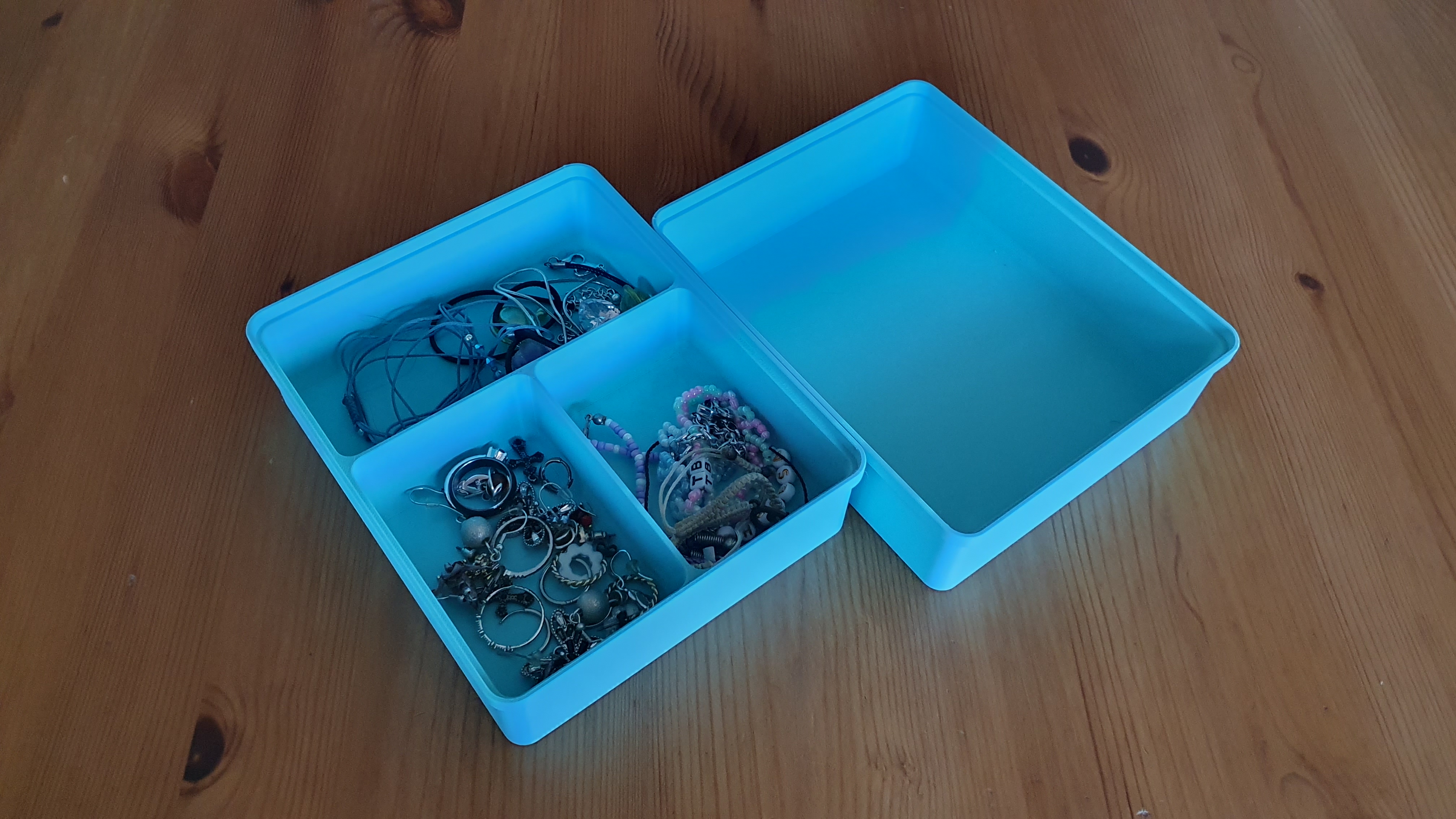Miniatura 6 do modelo 3D Stackable tray with dividers
