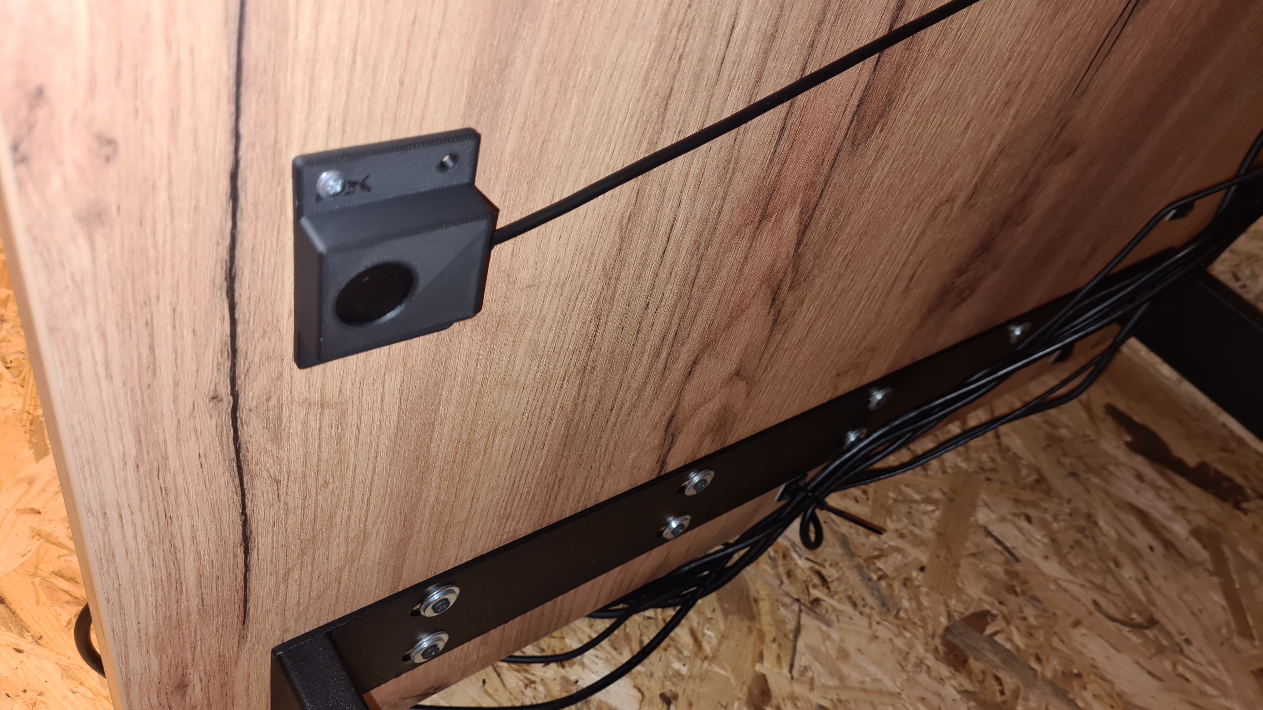Ugreen KVM under-the-desk holder for the remote command/switch