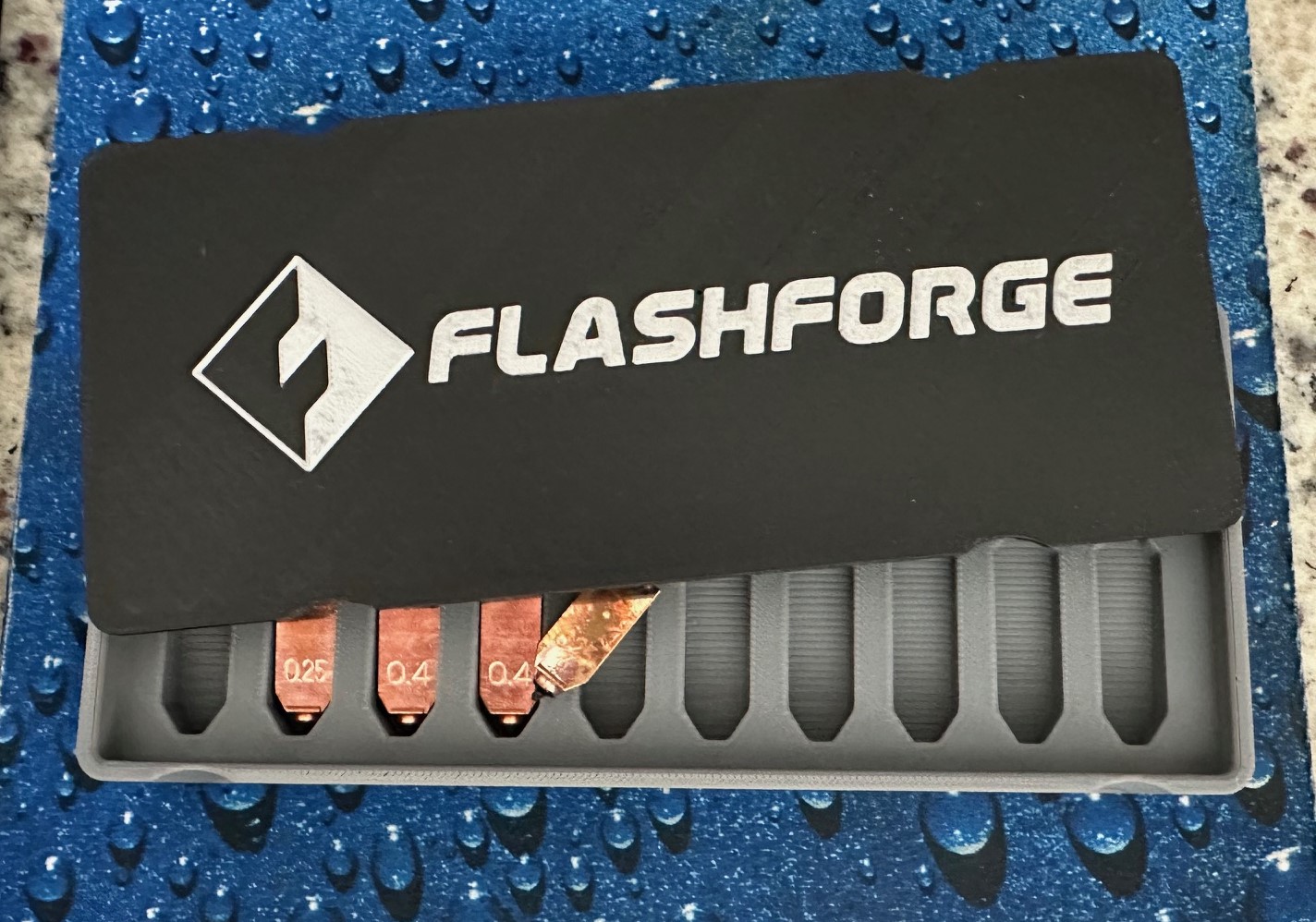 Flashforge AD5X Nozzle Holder Case REMIX with finger grabs and LOGO!!! — miniatura 2