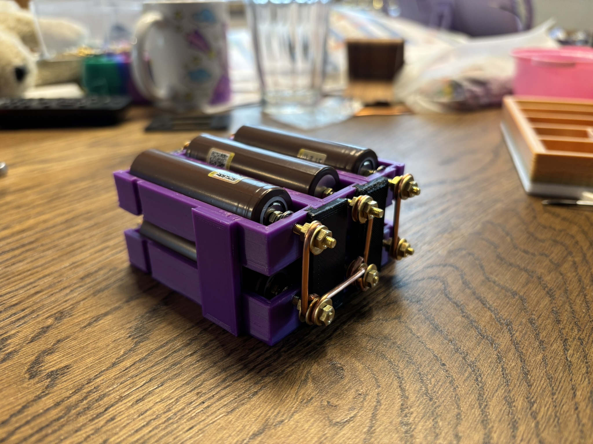 Connecting element for battery stacks