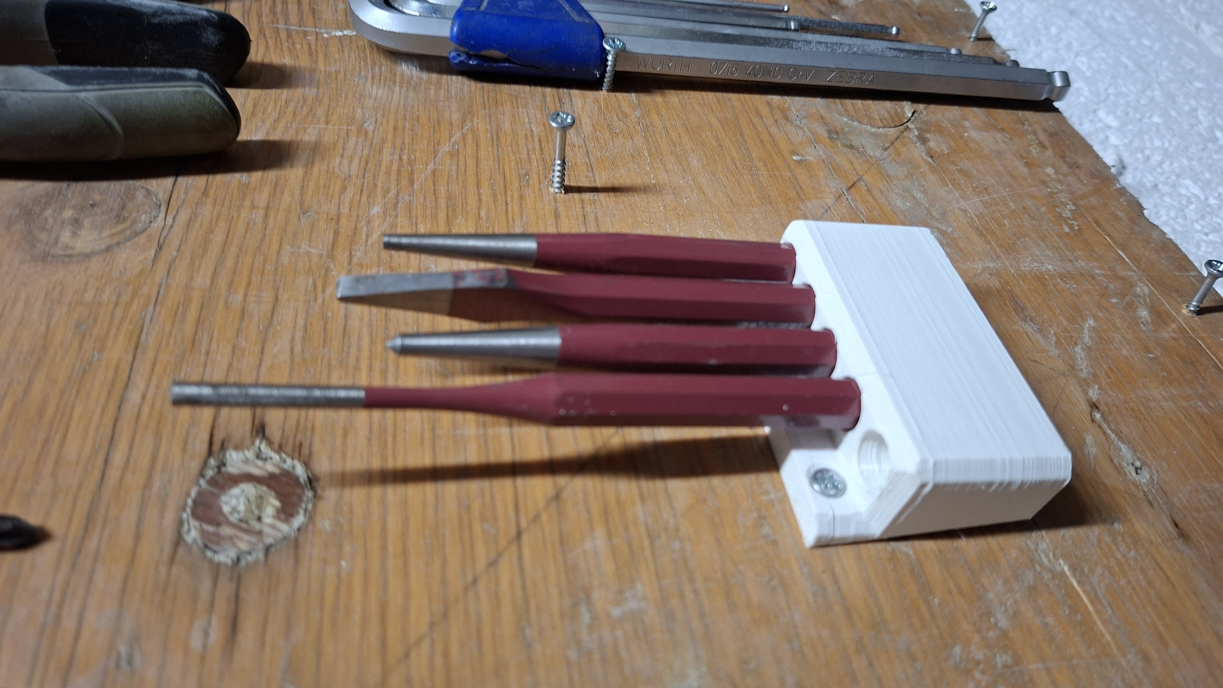 Miniatura 2 do modelo 3D storage bracket chisel wall-mounted