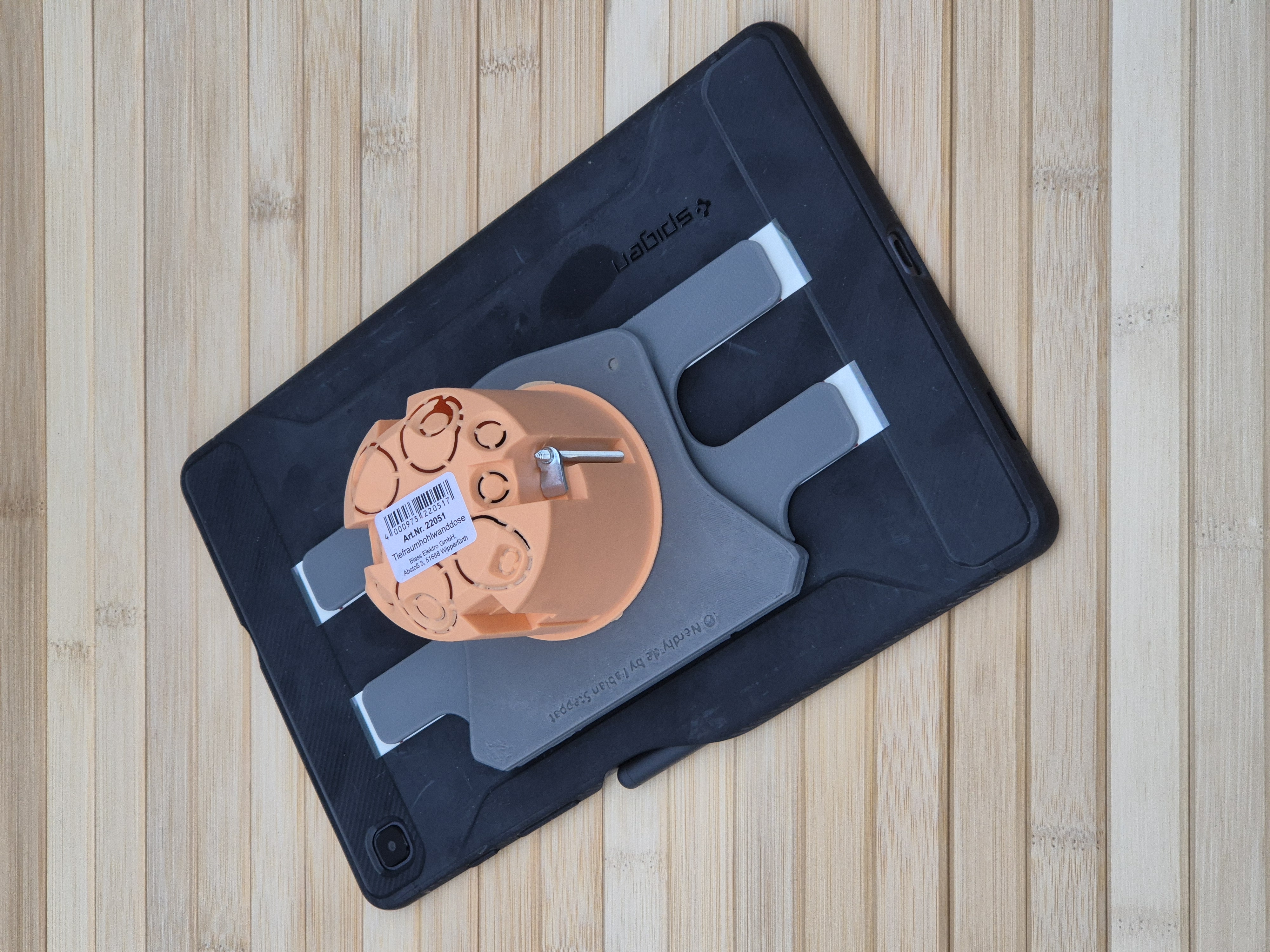 Tablet wall mount - flat & removable - for flush-mounted socket by Nerdiy.de