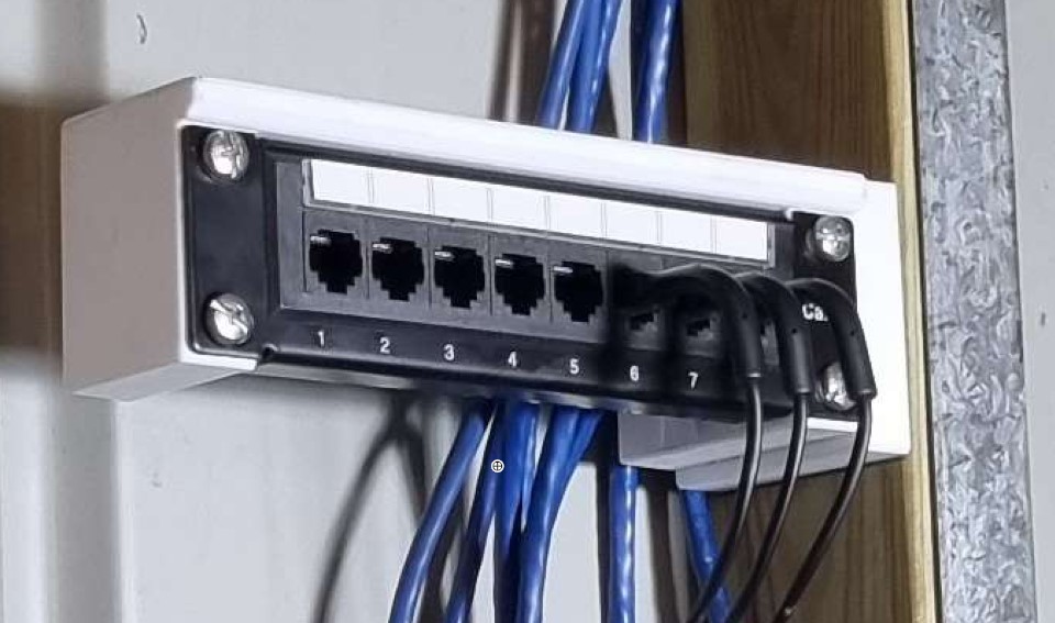 8 Ethernet patch panel mount