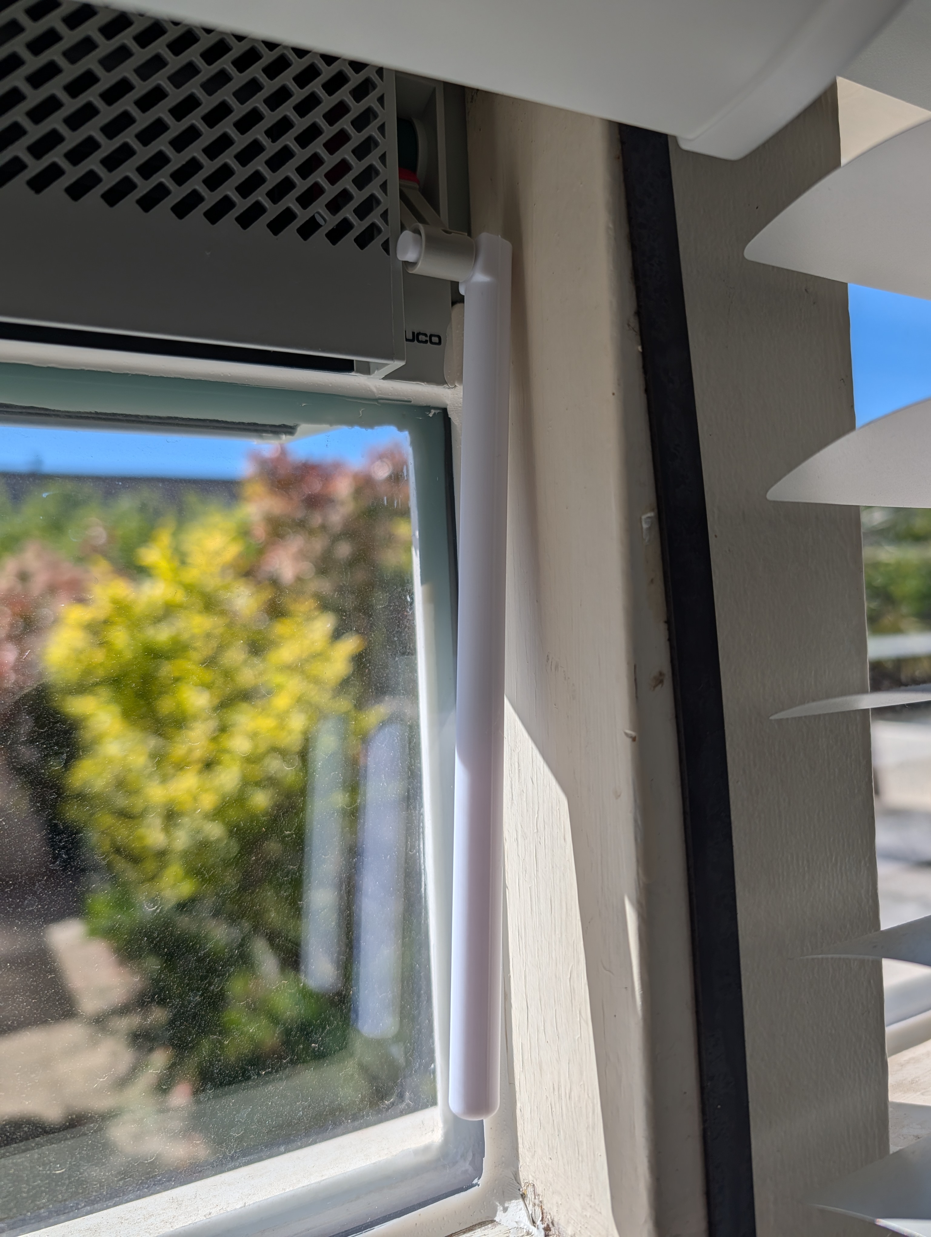 In-frame window ventilation handle